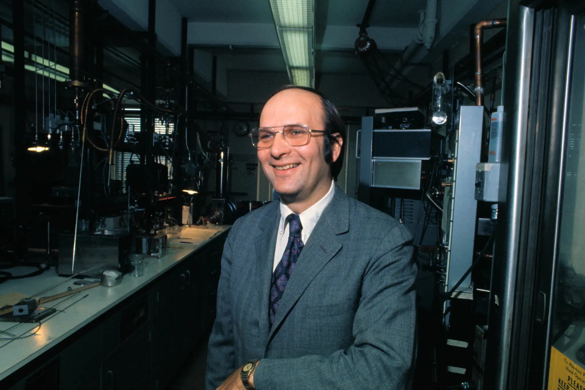 J. Robert Schrieffer na Universidade da Pensilvânia em 1972, logo após saber que havia ganhado o Prêmio Nobel de Física. Ele e dois outros cientistas dividiram o prêmio por explicar como a corrente elétrica pode atravessar alguns materiais quase sem impedimento. (Crédito da fotografia: Cortesia © Copyright All Rights Reserved/ Bettmann/Getty Images ®/ REPRODUÇÃO/ TODOS OS DIREITOS RESERVADOS)