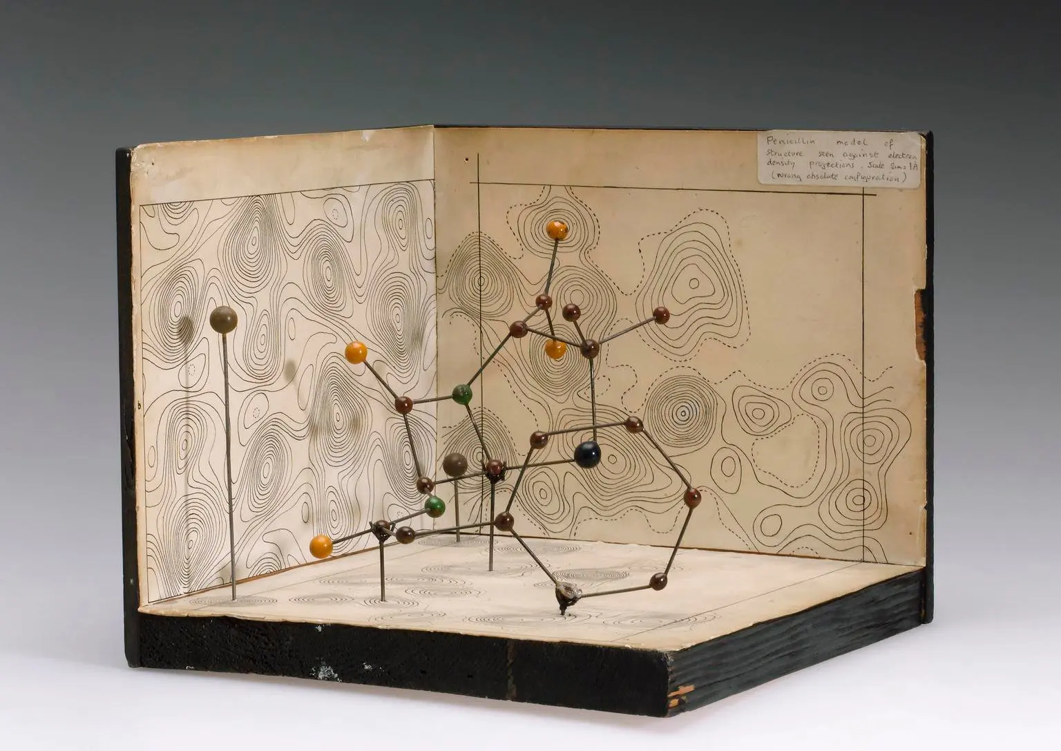 Um modelo molecular de penicilina por Dorothy Crowfoot Hodgkin, mentora do Dr. Low. Sua pesquisa ajudou a transformar a penicilina em uma droga maravilhosa que poderia ser replicada, produzida em massa e reconfigurada.Crédito...Museu da Ciência/SSPL (Londres)