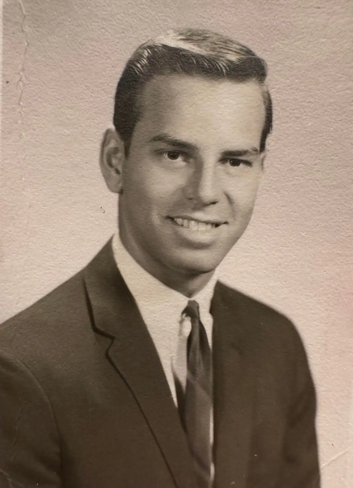 O Sr. Stanley Pottinger em um retrato da Universidade de Harvard de 1962. Ele se formou naquele ano e foi para Harvard para obter seu diploma de direito. (Crédito...via Família Pottinger)