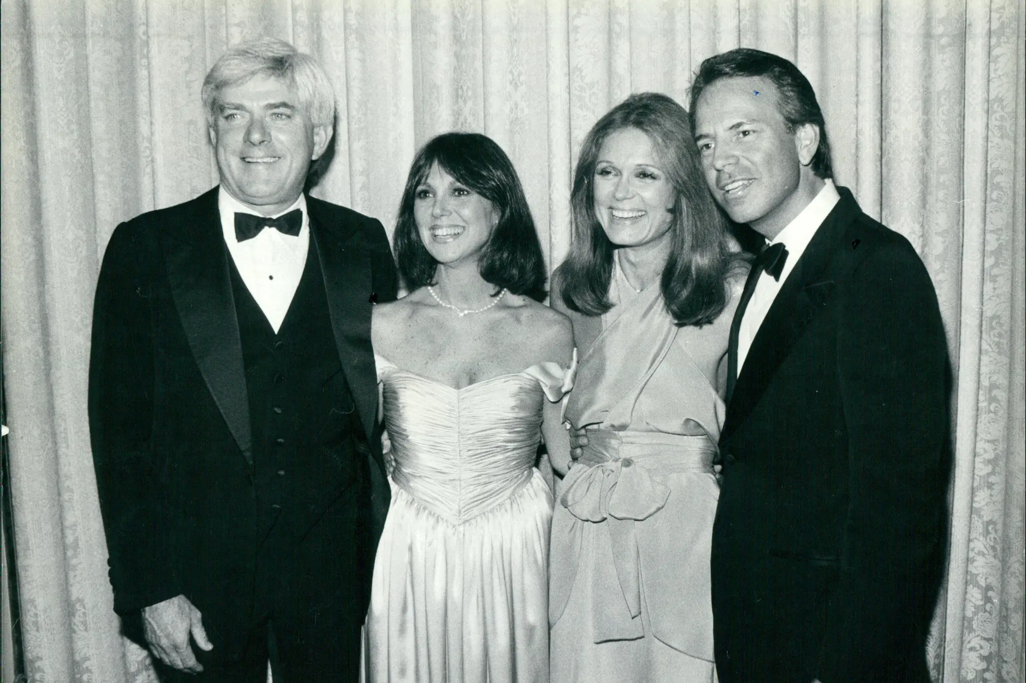 Sr. Pottinger, à direita, em 1984 com o apresentador de televisão Phil Donahue e sua esposa, a atriz Marlo Thomas, segunda da esquerda, e Gloria Steinem, uma cofundadora da revista Ms. O Sr. Pottinger e a Sra. Steinem foram parceiros românticos por um tempo.Crédito...Bill Cunningham/The New York Times