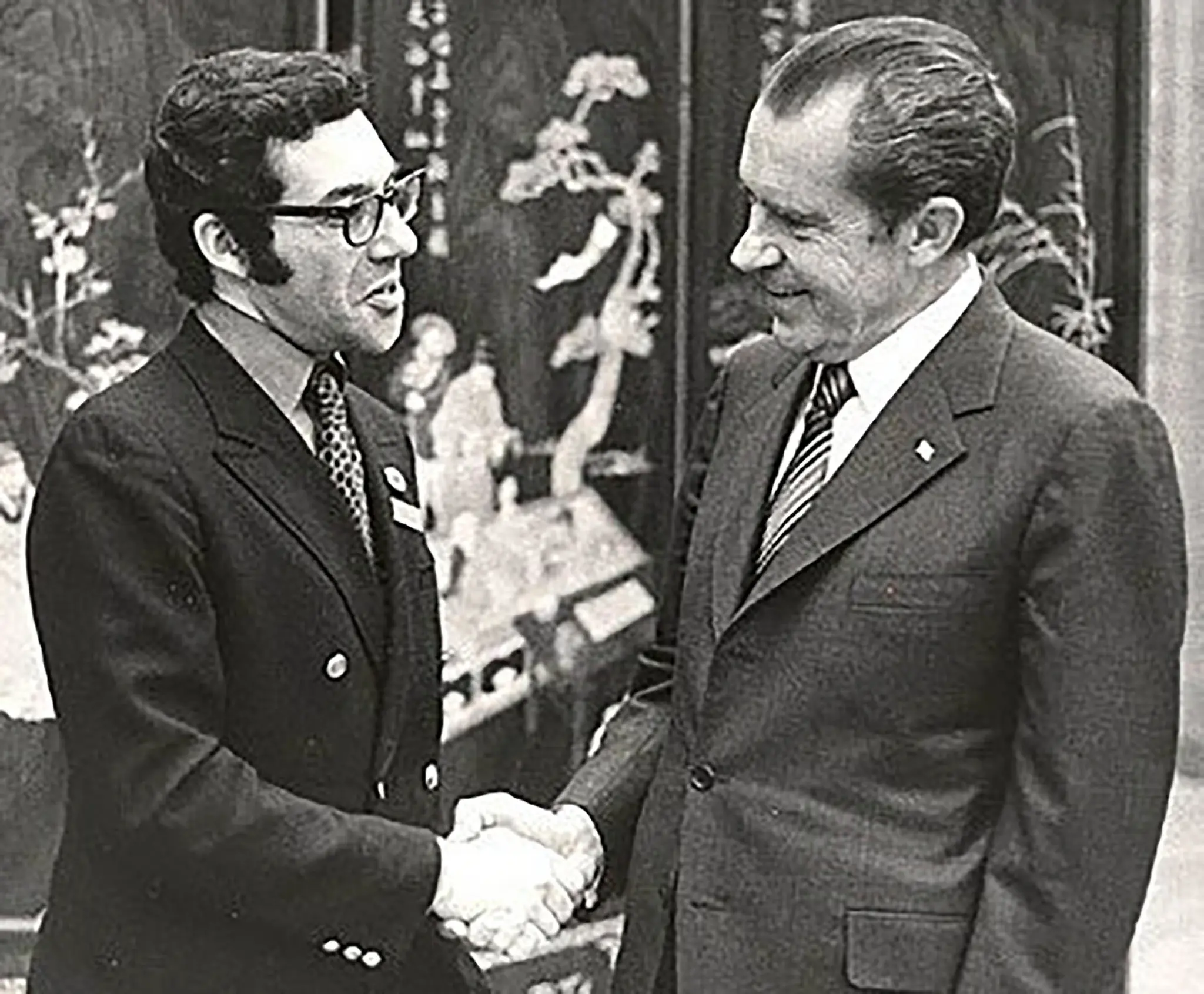 O Sr. Crystal estava entre os jornalistas que viajaram para a China quando o presidente Richard M. Nixon fez sua viagem histórica para lá em 1972.Crédito...via família Crystal