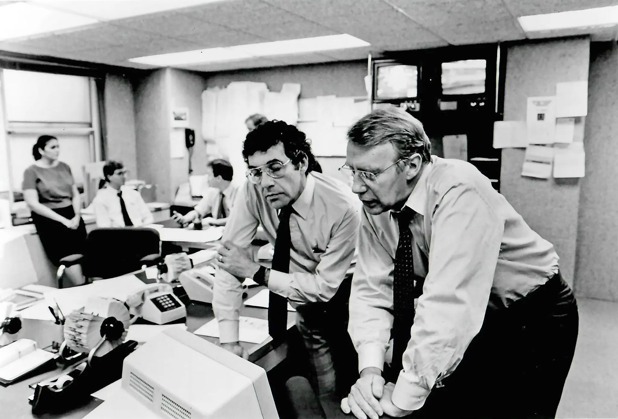 Lester M. Crystal, à esquerda, com Robert MacNeil, co-apresentador do “The MacNeil/Lehrer NewsHour”, em uma foto sem data. O Sr. Crystal foi produtor executivo do “NewsHour” por 22 anos.Crédito...via PBS NewsHour