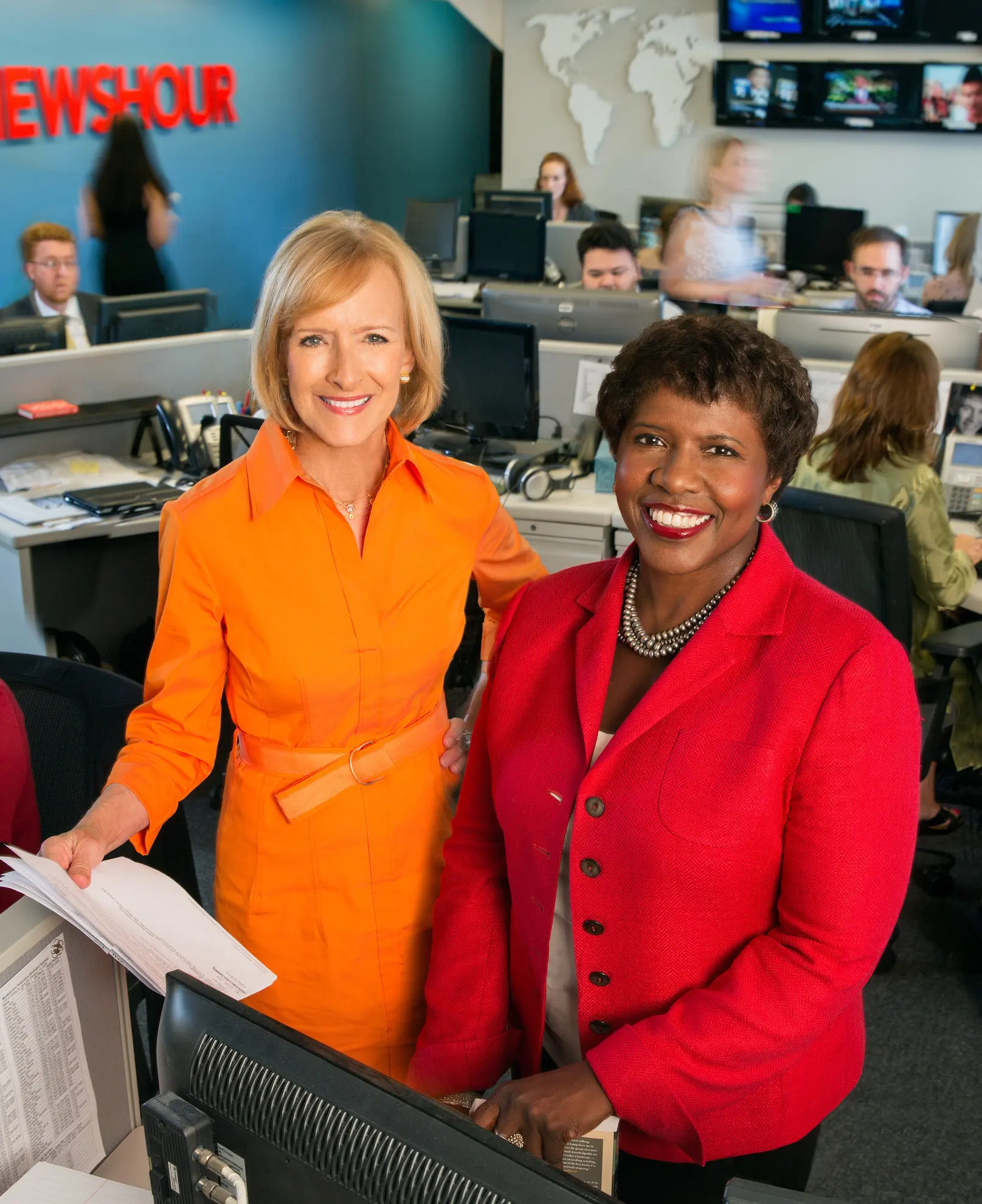 A Sra. Ifill e sua co-âncora, Judy Woodruff, na redação do “PBS NewsHour”.Crédito...Robert Severi/PBS, via Associated Press