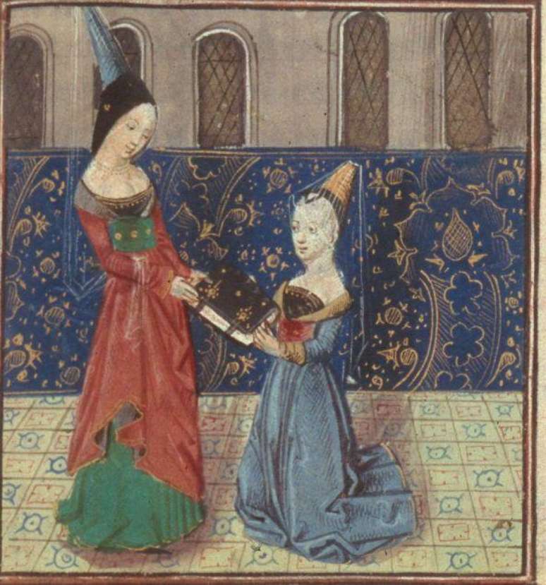 Christine de Pizan presenteando uma nobre mulher com um livro, em ilustração provavelmente feita em 1575 Foto: Wikicommons/ Domínio Público / BBC News Brasil