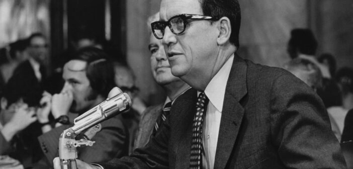 Herbert W. Kalmbach, advogado pessoal de Richard M. Nixon e canal para o dinheiro secreto da campanha presidencial de 1972 para os assaltantes de Watergate, supervisionou um valor secreto de $ 500.000 para financiar operações de sabotagem e espionagem contra os democratas comandadas pelo agente político de Nixon, Donald H. Segretti