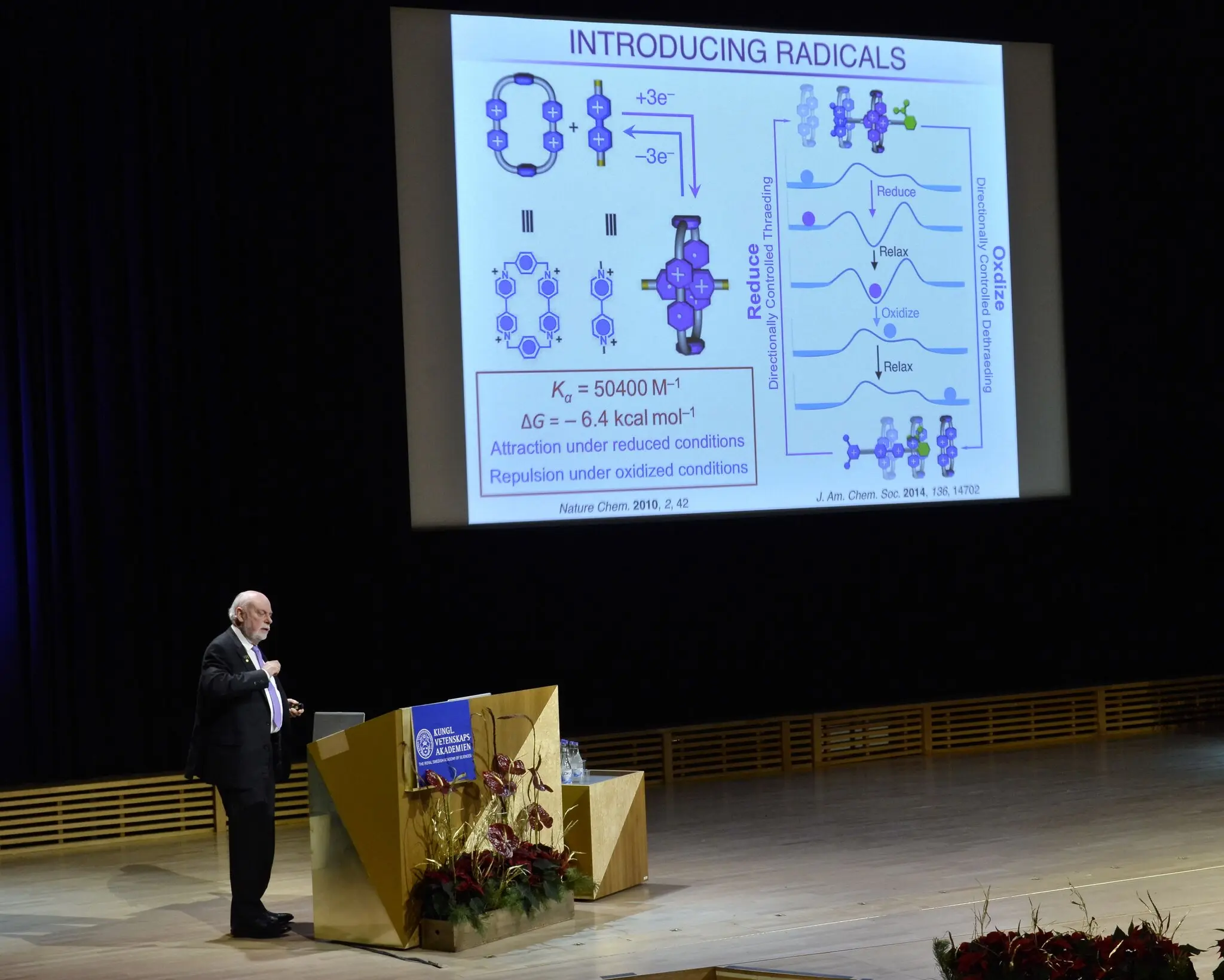 O Dr. Stoddart deu sua palestra Nobel na Universidade de Estocolmo em 2016. “Inventar coisas com o objetivo de ter um impacto positivo nas pessoas”, ele disse uma vez, “sempre foi minha intenção”.Crédito...Claudio Bresciani/Agência France-Presse — Getty Images