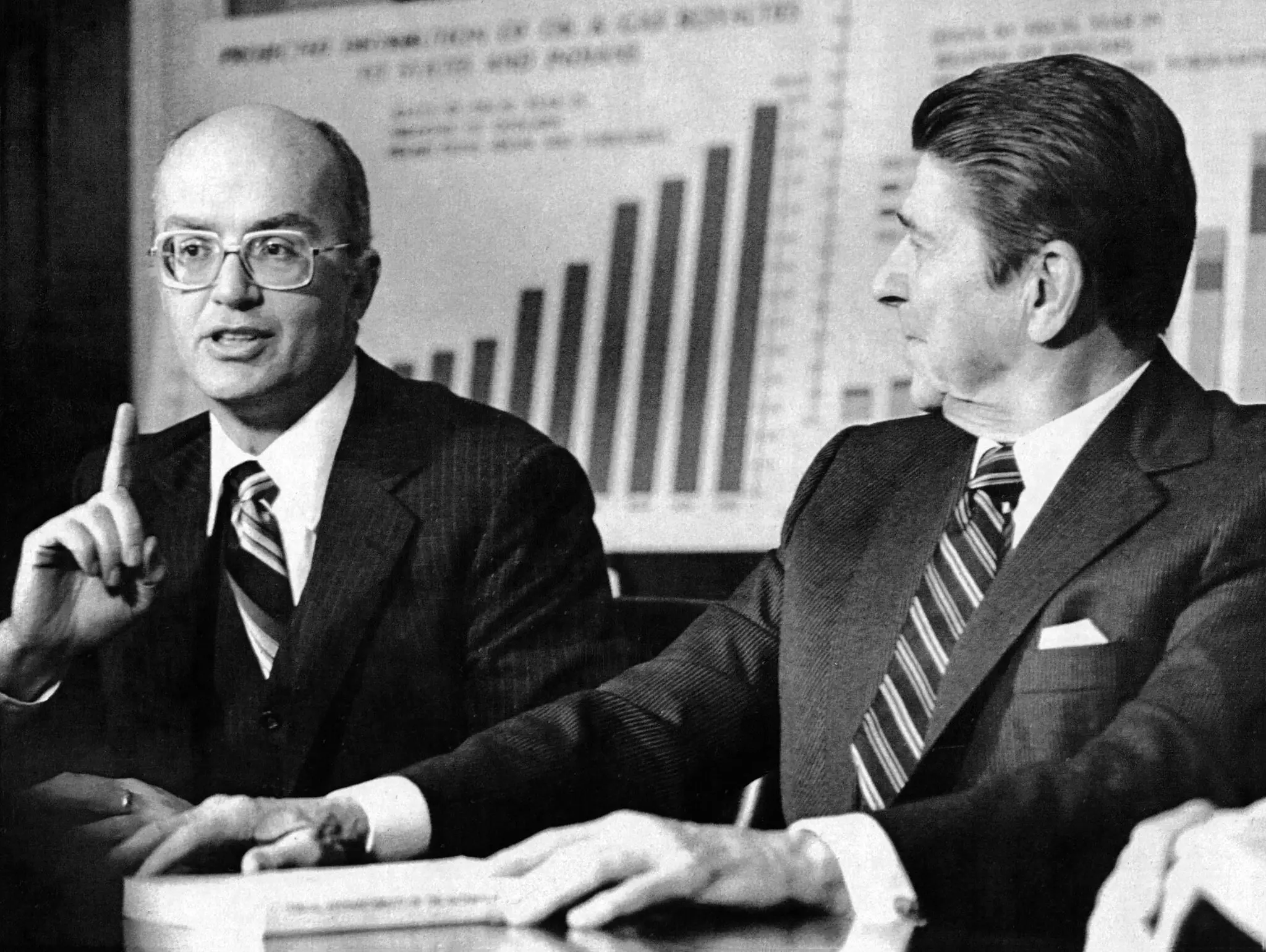 O secretário do Interior James G. Watt com o presidente Ronald Reagan em 1982. Desde o início, o Sr. Watt decidiu transferir o controle de muitos dos recursos naturais do país para a indústria privada.Crédito...UPI