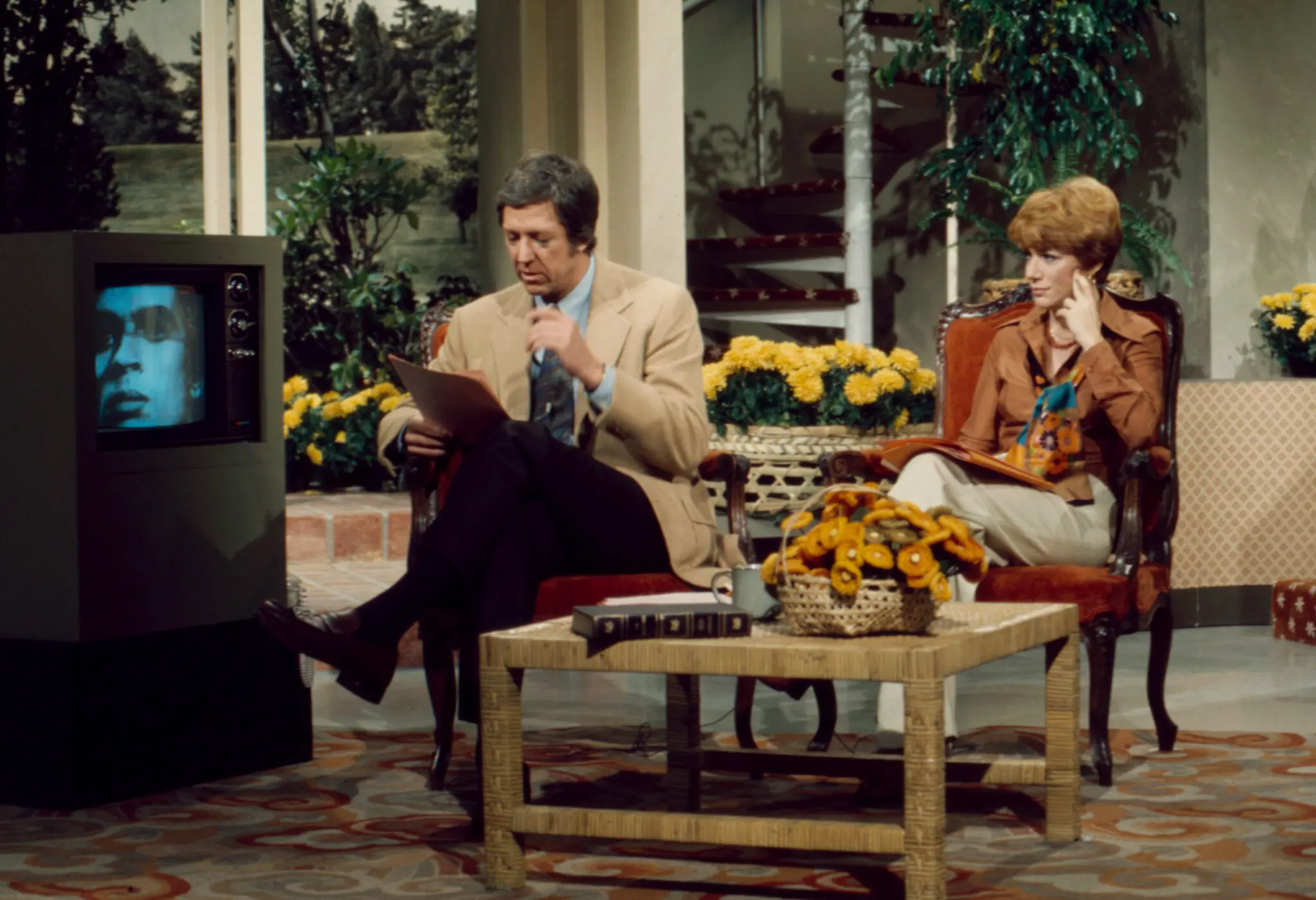 David Hartman e Nancy Dussault no set do programa "Good Morning America" ​​da ABC em 1976. Eles foram os apresentadores originais do programa, que o Sr. Fraser ajudou a criar.Crédito...Conteúdo de entretenimento geral da Disney, via Getty Images