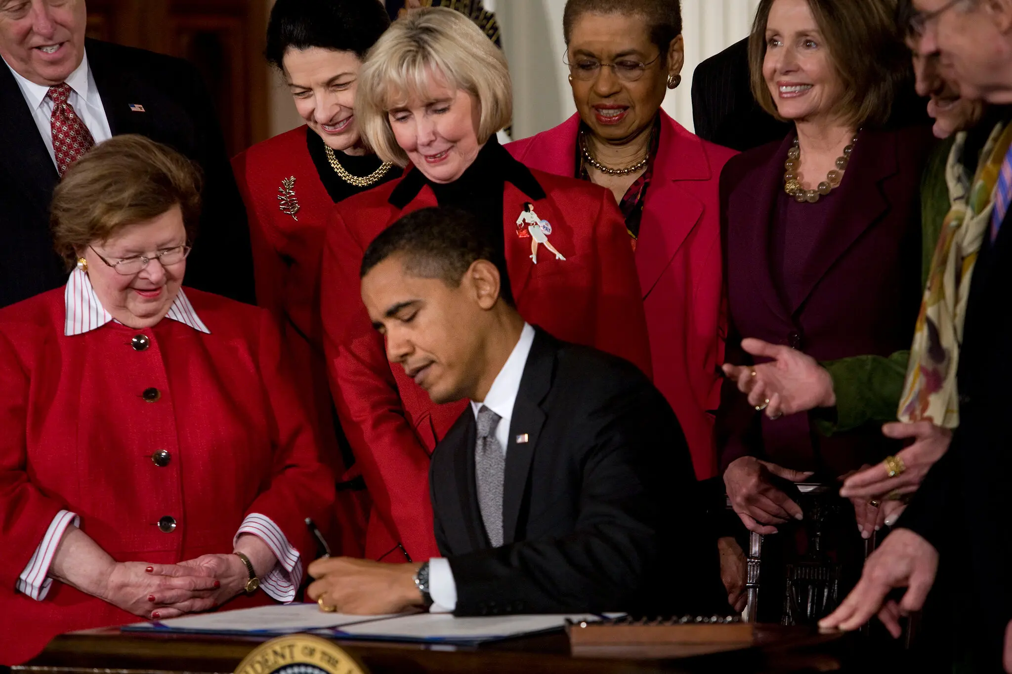 O presidente Barack Obama assinou o Lilly Ledbetter Fair Pay Act em 2009, com a Sra. Ledbetter atrás dele.Crédito...Stephen Crowley/The New York Times