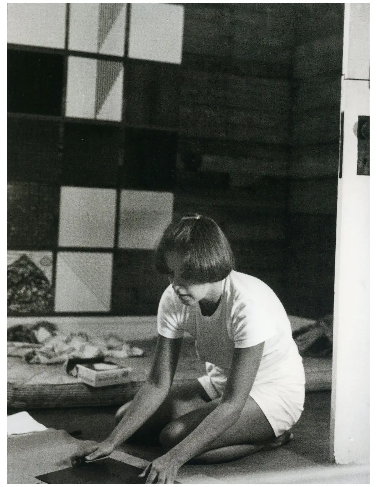 Sra. Bartlett trabalhando em um galpão de jardim em Southampton, Nova York, em 1975.Crédito...Galeria Paula Cooper e Galeria Marianne Boesky