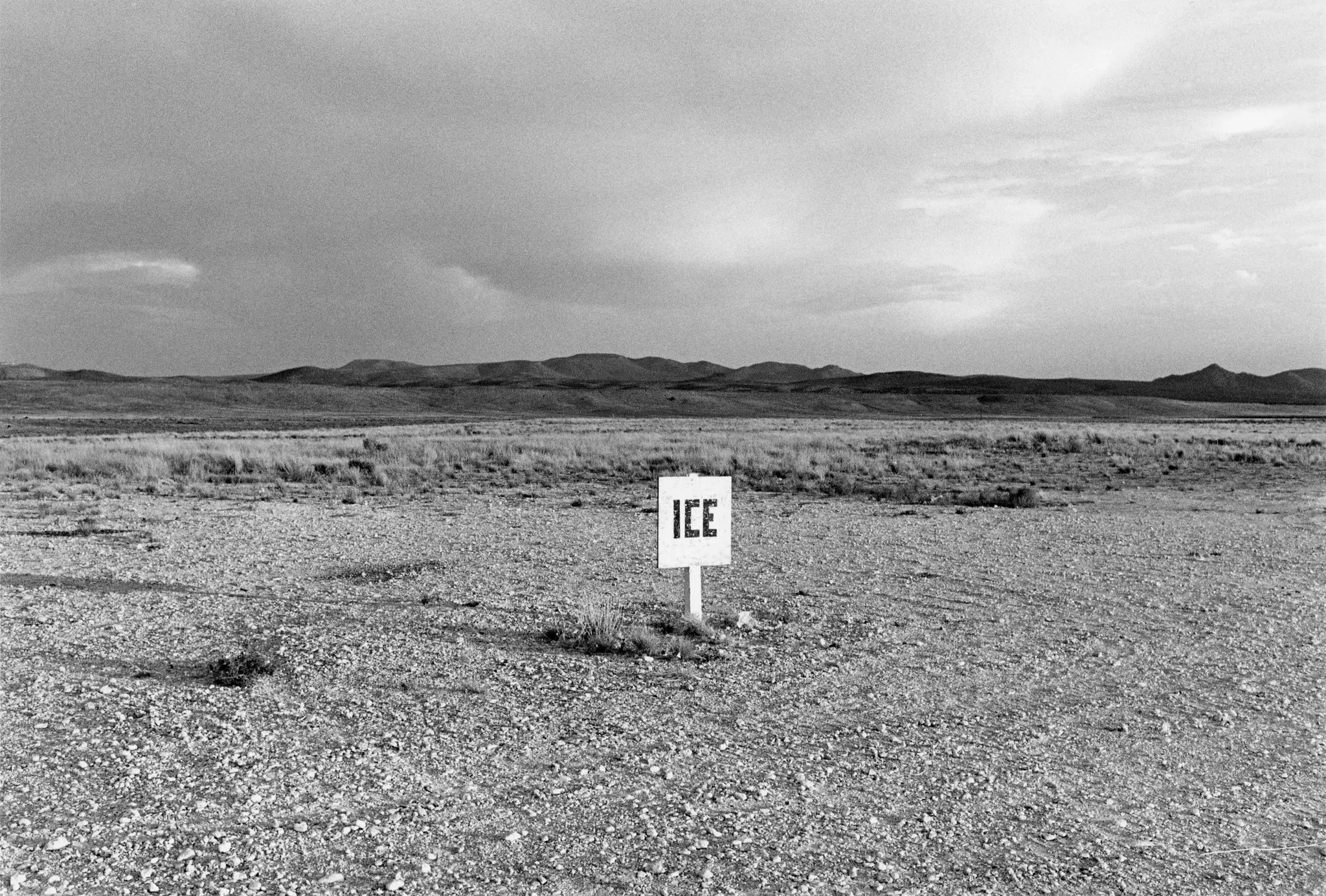 “Walapai, Arizona, 1971”, de Henry Wessel, conhecido por suas fotos em preto e branco de cenas vernáculas do oeste americano.Crédito...Henry Wessel, via Pace/MacGill Gallery, Nova York