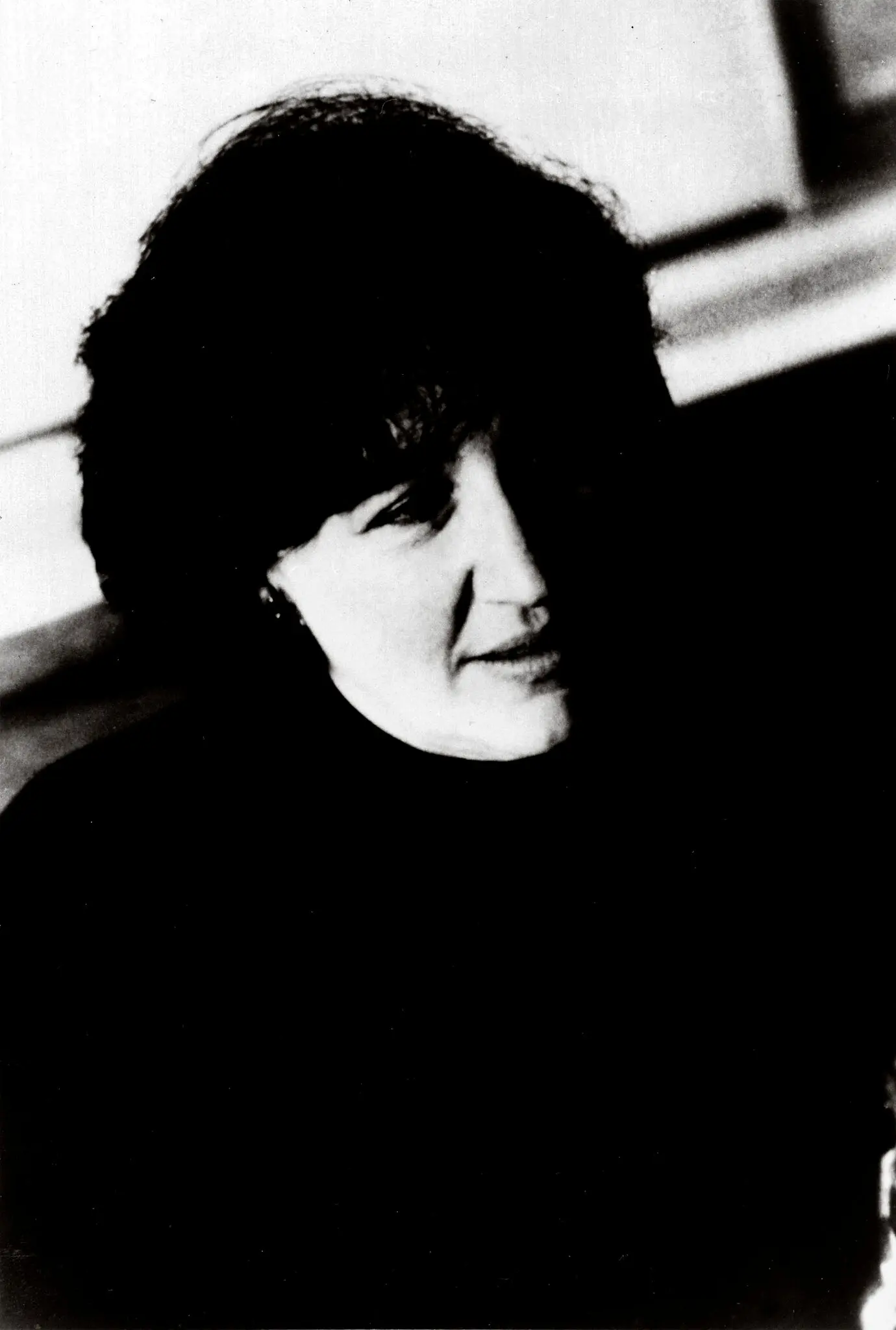 Sra. Helen Vendler em 1980. Ela certa vez se referiu à poesia como “a única forma de escrita que é para mim a mais imediata, natural e acessível”. (Crédito da fotografia: cortesia Janet Sampson Reider)