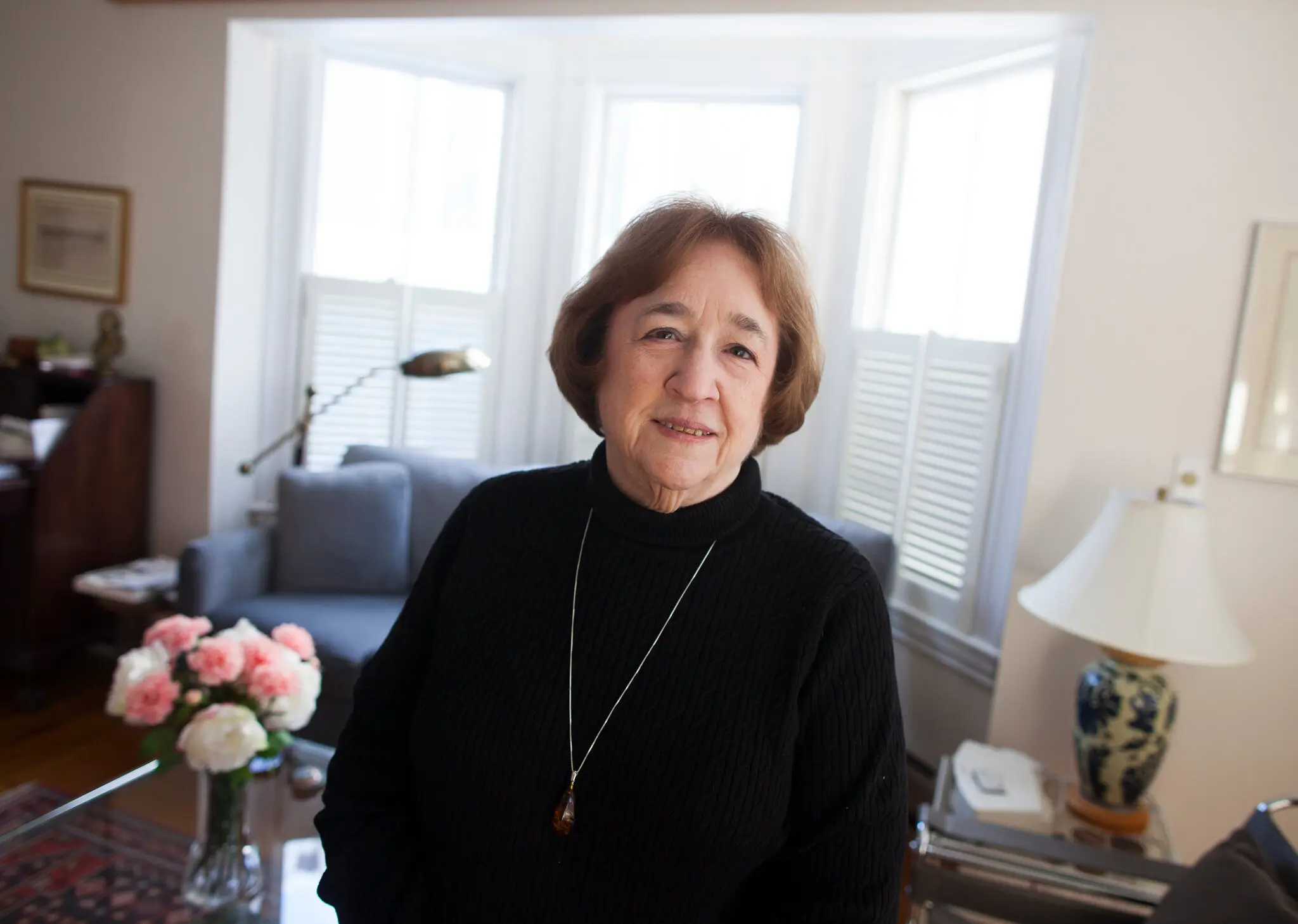 Helen Vendler em 2014. Ela era conhecida por seu método de leitura atenta, lendo metodicamente linha por linha, palavra por palavra, para expor as raízes de um poema.Crédito...Stephanie Mitchell/Universidade de Harvard