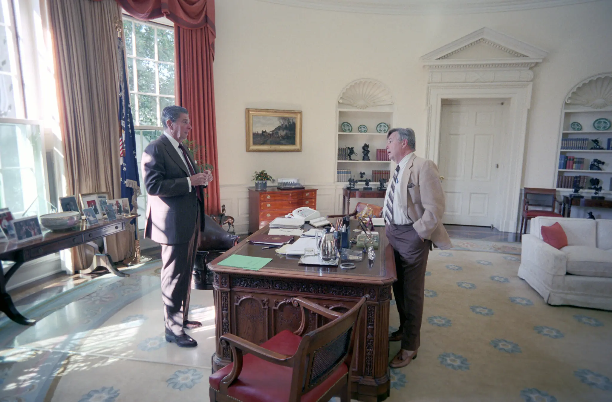 O Sr. Stuart Spencer falou com o presidente Ronald Reagan no Salão Oval em 1984, quando o Sr. Reagan buscava a reeleição. (Crédito...Cortesia da Biblioteca Presidencial Ronald Reagan)