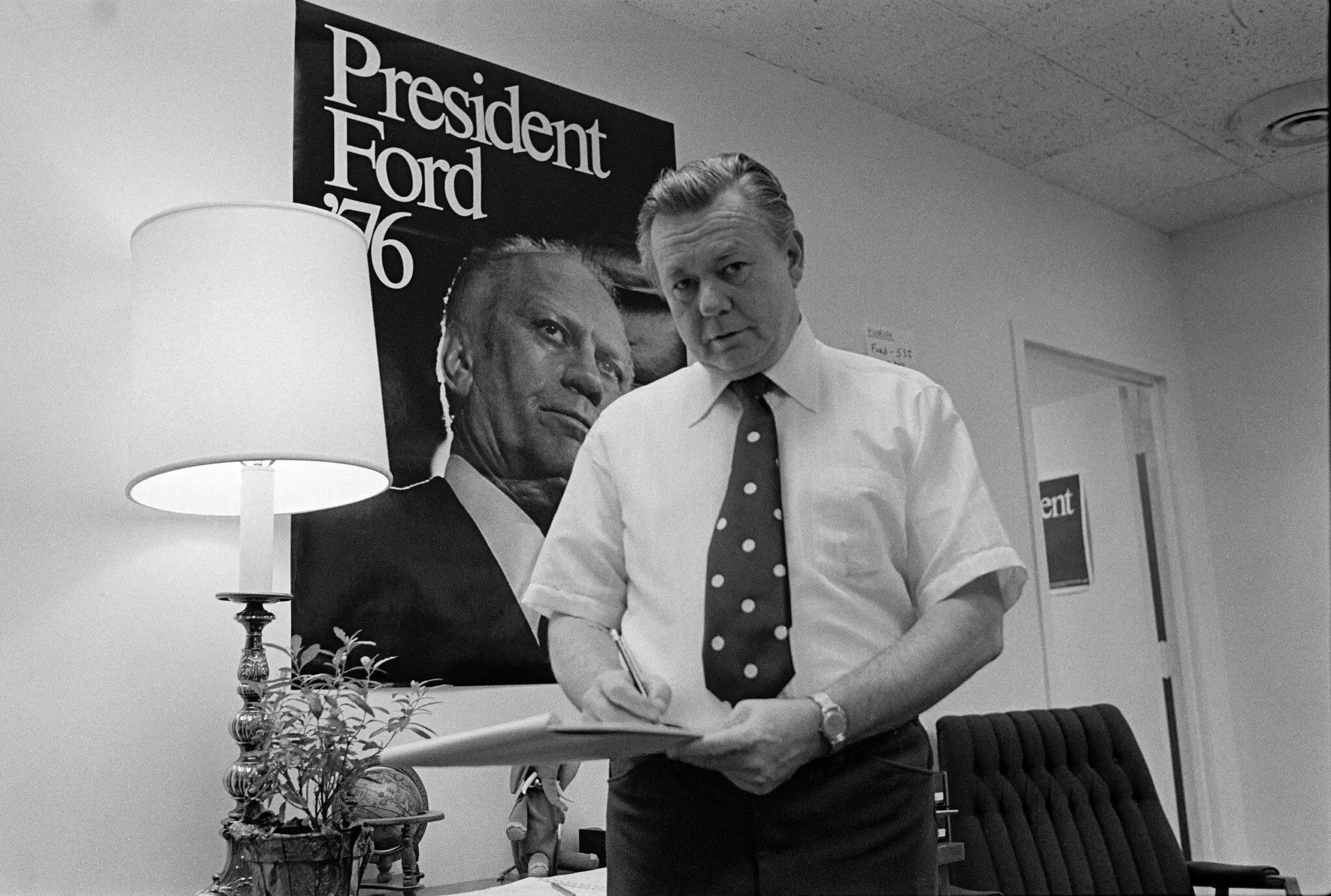 Sr. Stuart Spencer em março de 1976 durante a campanha presidencial de Ford. O Sr. Ford ganhou terreno sobre seu oponente, Jimmy Carter, no outono, mas acabou perdendo por pouco.Crédito...George Tames/The New York Times