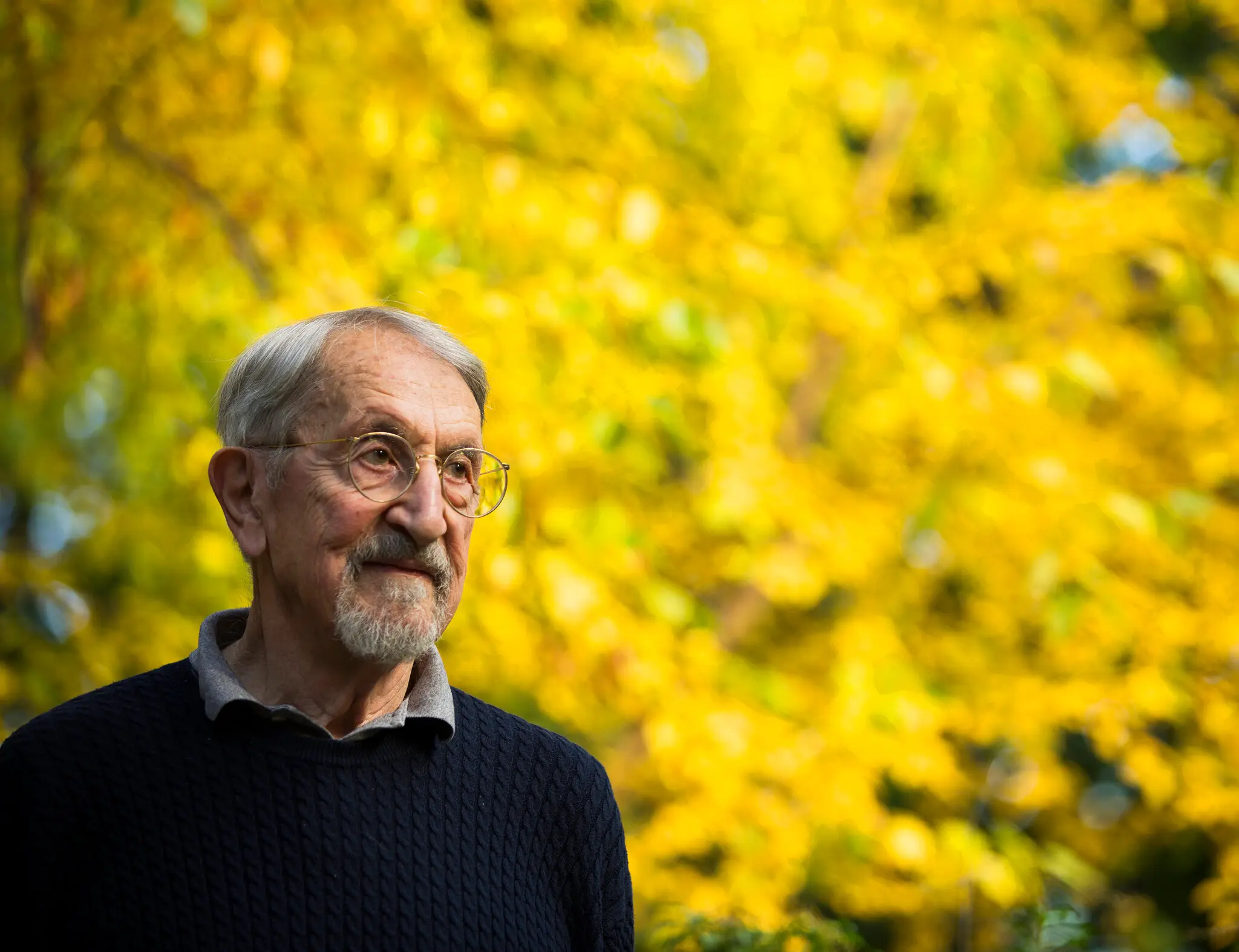 Martin Karplus em 2013. Graças em parte ao seu trabalho, o comitê Nobel escreveu: “hoje, o computador é uma ferramenta tão importante para os químicos quanto o tubo de ensaio”. (Crédito da cortesia: Stephanie Mitchell/Universidade de Harvard)