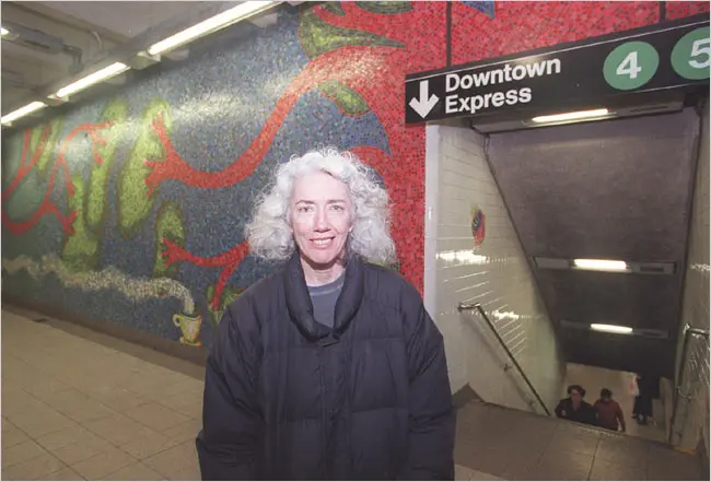 Elizabeth Murray em 1998 com um de seus murais no metrô de Nova York, na estação 59th Street e Lexington Avenue, em Manhattan. (Crédito da fotografia: cortesiaG. Paul Burnett/The New York Times)