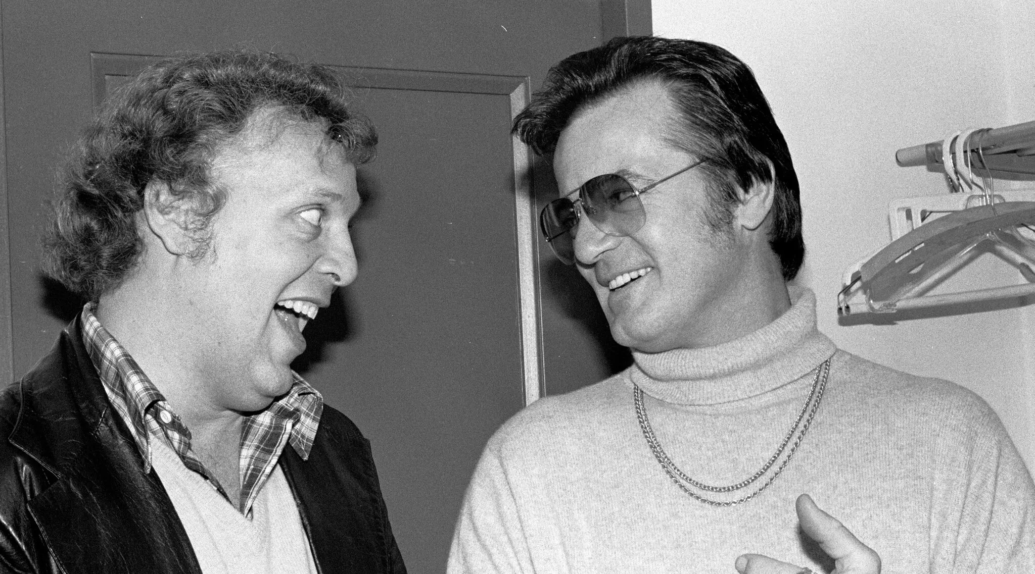 O Sr. Fraser, à esquerda, nos bastidores com o cantor Robert Goulet em 1978. O Sr. Goulet estava aparecendo no "America Alive", um programa que o Sr. Fraser criou para a NBC.Crédito...Bobby Bank/WireImage, via Getty Images