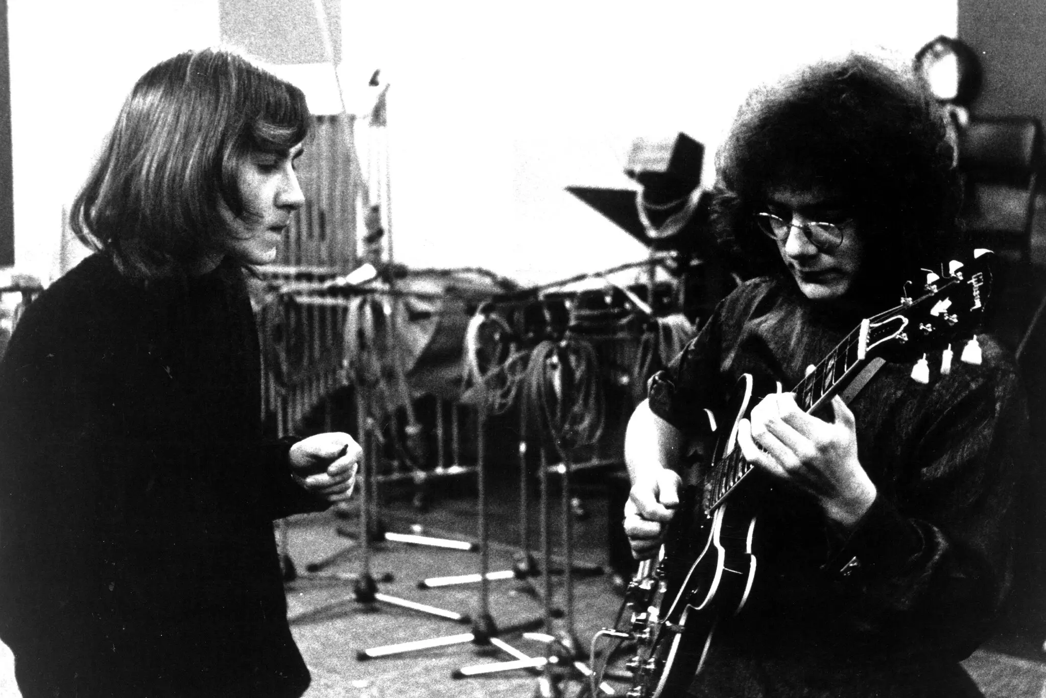 O Sr. Sinfield e o Sr. Fripp no ​​estúdio em 1969. Apesar do sucesso do Sr. Sinfield com o King Crimson, seu relacionamento com o famoso e exigente Sr. Fripp azedou, e ele foi convidado a deixar a banda em 1971.Crédito...Arquivos Michael Ochs/Getty Images