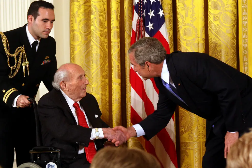 O presidente Bush presenteou o Sr. Neuberger com a Medalha Nacional de Artes durante uma cerimônia na Casa Branca em 2007.Crédito...Casa Branca