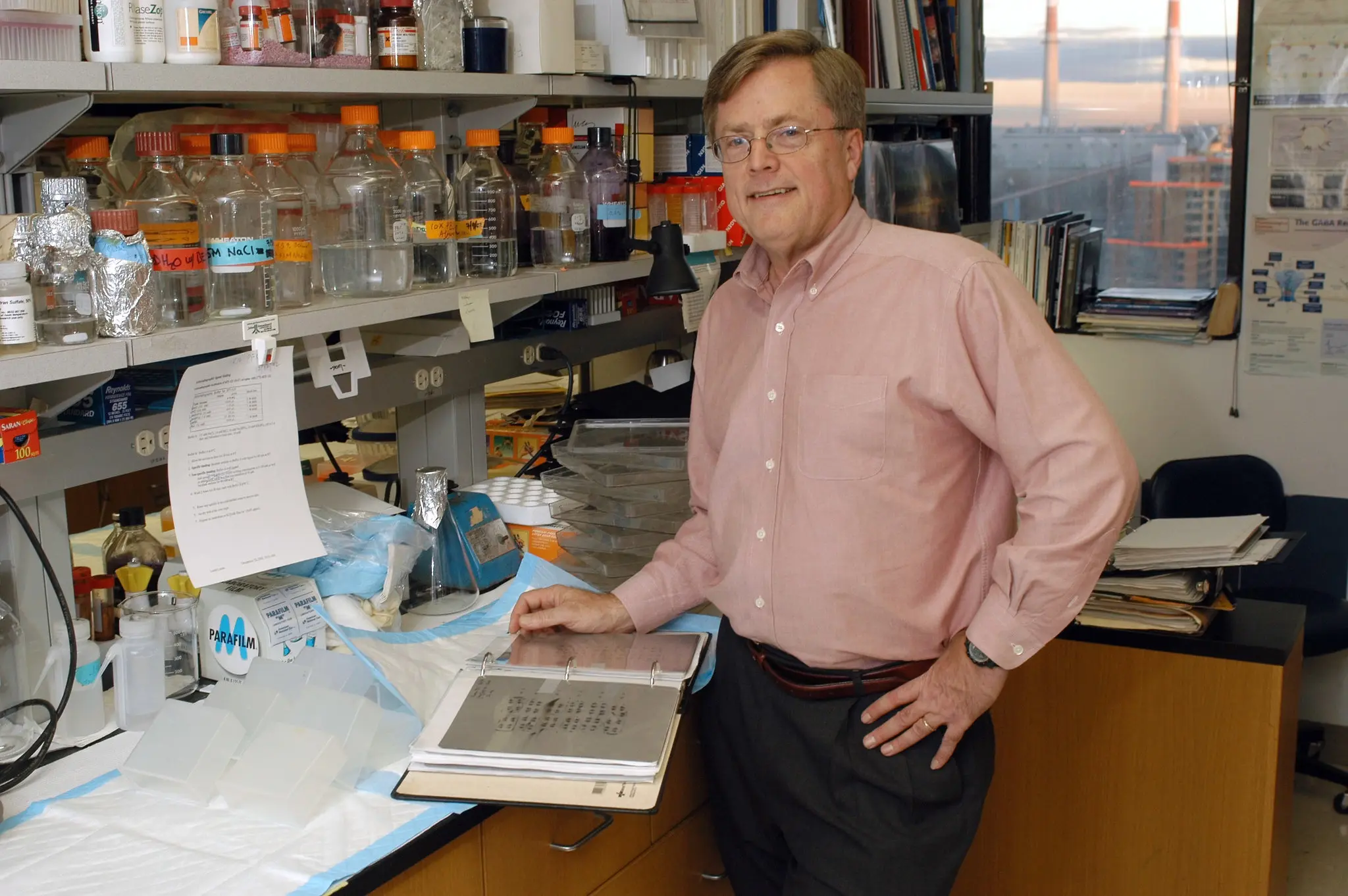 Bruce S. McEwen em seu laboratório na Universidade Rockefeller em 2002. “Tudo no campo do estresse carrega sua pegada intelectual”, disse um colega. (Crédito da fotografia: Cortesia © Copyright All Rights Reserved/ © Divulgação/Frances Roberts para o The New York Times ®/ REPRODUÇÃO/ TODOS OS DIREITOS RESERVADOS)