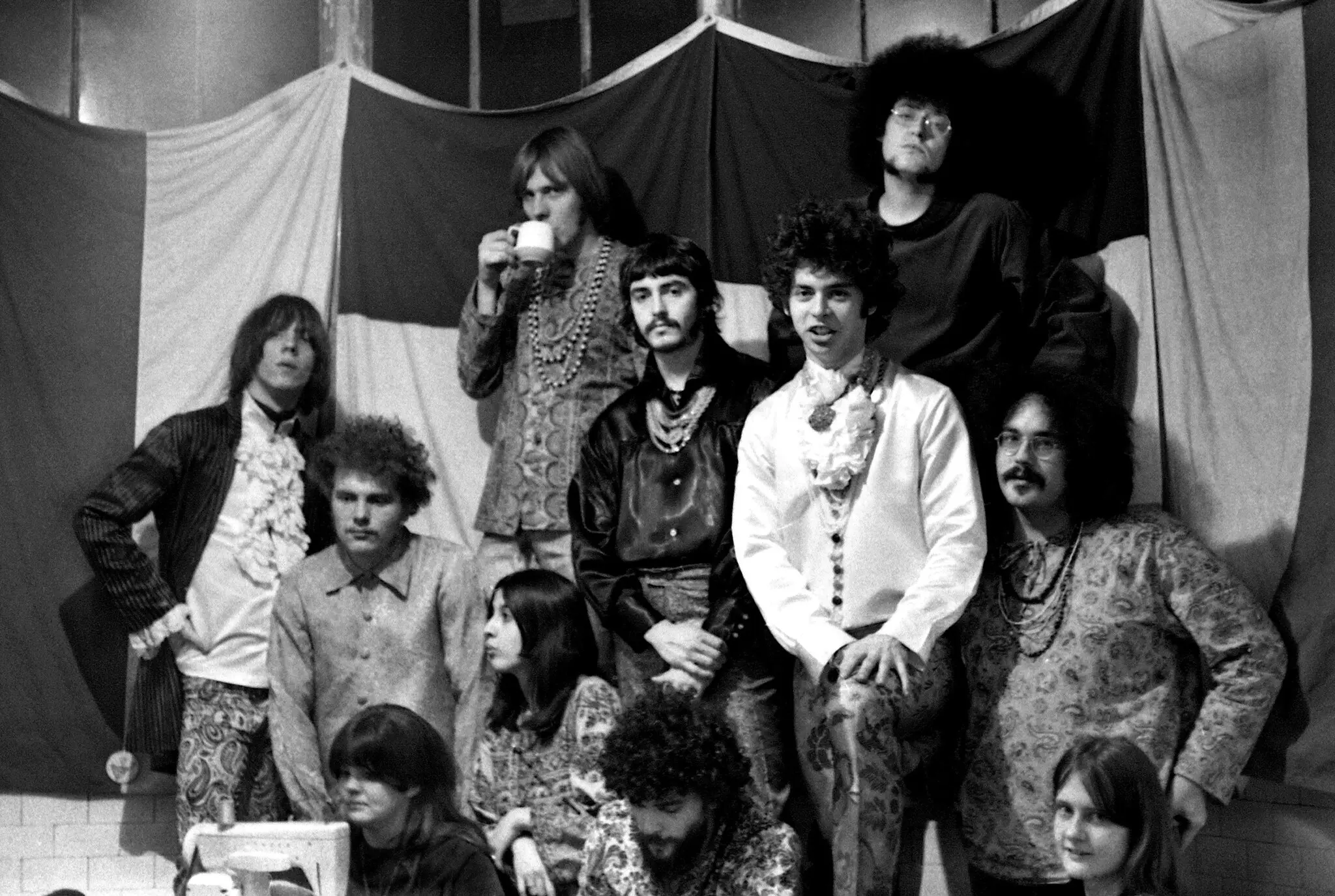 Sr. Sinclair, à direita, com membros do MC5, o grupo de rock que ele administrava, e amigos em 1967.Crédito...Arquivo Leni Sinclair/Michael Ochs, via Getty Images