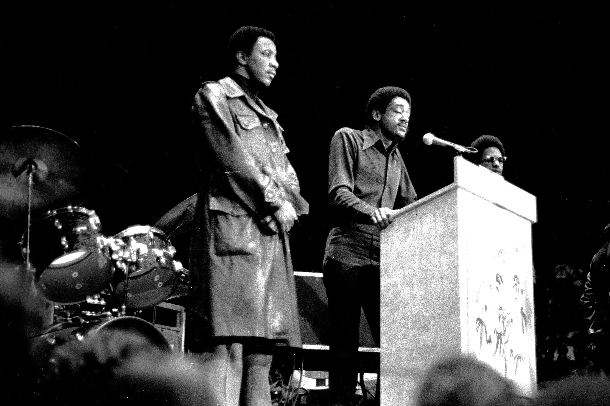 O líder do Partido dos Panteras Negras, Bobby Seale, cercado por guarda-costas, discursou em um comício e concerto em apoio ao Sr. Sinclair em Ann Arbor, Michigan, em dezembro de 1971.Crédito...Leni Sinclair/Getty Images