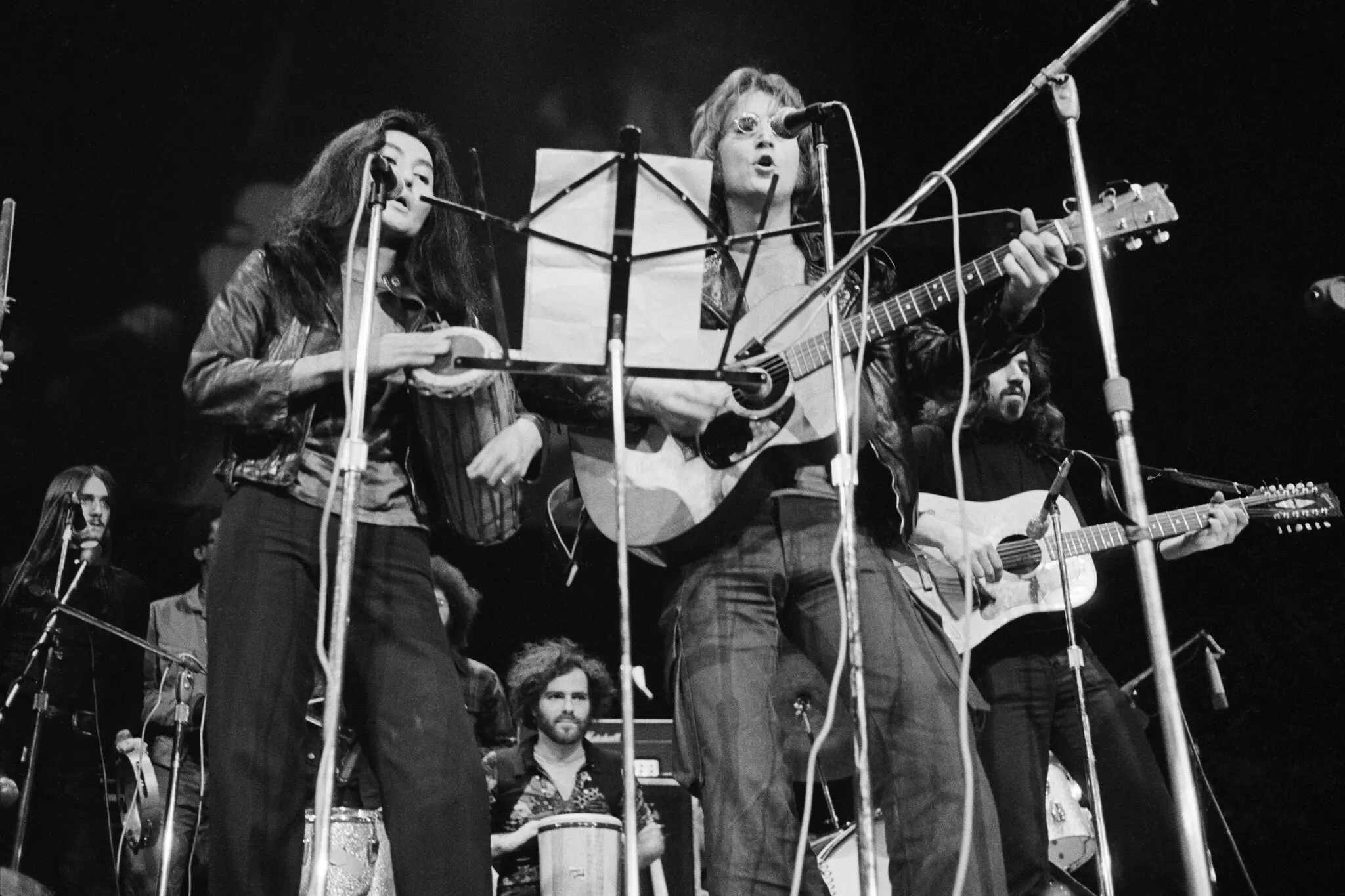 John Lennon e Yoko Ono subiram ao palco por volta das 3 da manhã para tocar uma música que eles escreveram para o Sr. Sinclair. O ativista antiguerra Jerry Rubin os acompanhou na percussão.Crédito...David Fenton/Getty Images