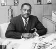 John H. Johnson foi pioneiro da mídia, editou as revistas de referência Ebony e Jet, que eventualmente o levaram a ser o primeiro afro-americano na cobiçada lista da Forbes. (Crédito da fotografia: Cortesia © Copyright All Rights Reserved/ © Divulgação/ Chicago Literary Hall of Fame ®/ REPRODUÇÃO/ TODOS OS DIREITOS RESERVADOS) ChicagoLiteraryHoF.org © 2025 Hall da Fama Literário de Chicago