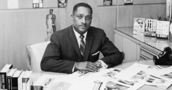 John H. Johnson foi pioneiro da mídia, editou as revistas de referência Ebony e Jet, que eventualmente o levaram a ser o primeiro afro-americano na cobiçada lista da Forbes. (Crédito da fotografia: Cortesia © Copyright All Rights Reserved/ © Divulgação/ Chicago Literary Hall of Fame ®/ REPRODUÇÃO/ TODOS OS DIREITOS RESERVADOS) ChicagoLiteraryHoF.org © 2025 Hall da Fama Literário de Chicago