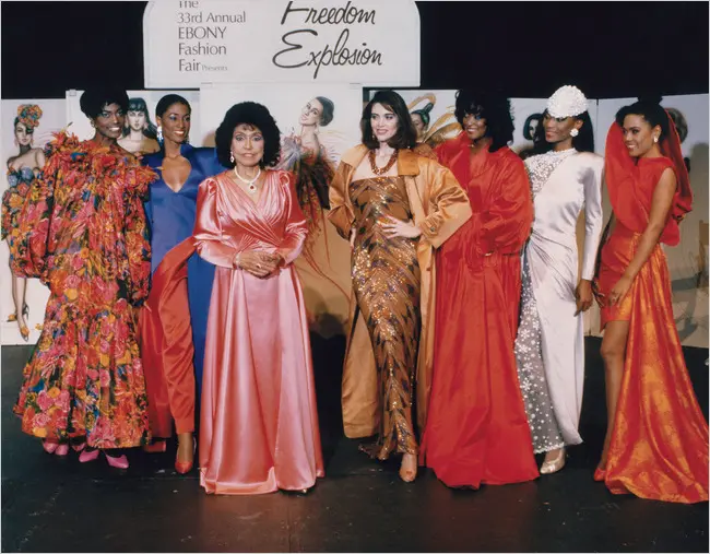 Eunice W. Johnson em 1991 em uma Feira de Moda Ebony, realizada principalmente por e para afro-americanos. Crédito...Ébano