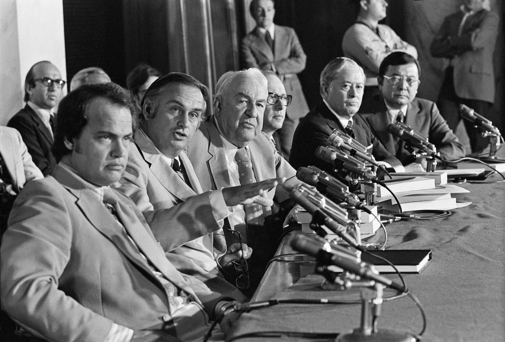 Alguns dos membros do comitê do Senado Watergate em 1974, no dia em que o comitê divulgou seu relatório final. Da esquerda para a direita: Fred D. Thompson, o advogado da minoria; Sr. Weicker; Sam J. Ervin Jr., o democrata da Carolina do Norte que era o presidente do comitê; Samuel Dash, o advogado chefe; e os senadores democratas Joseph M. Montoya do Novo México e Daniel K. Inouye do Havaí.Crédito...George Tames, via The New York Times