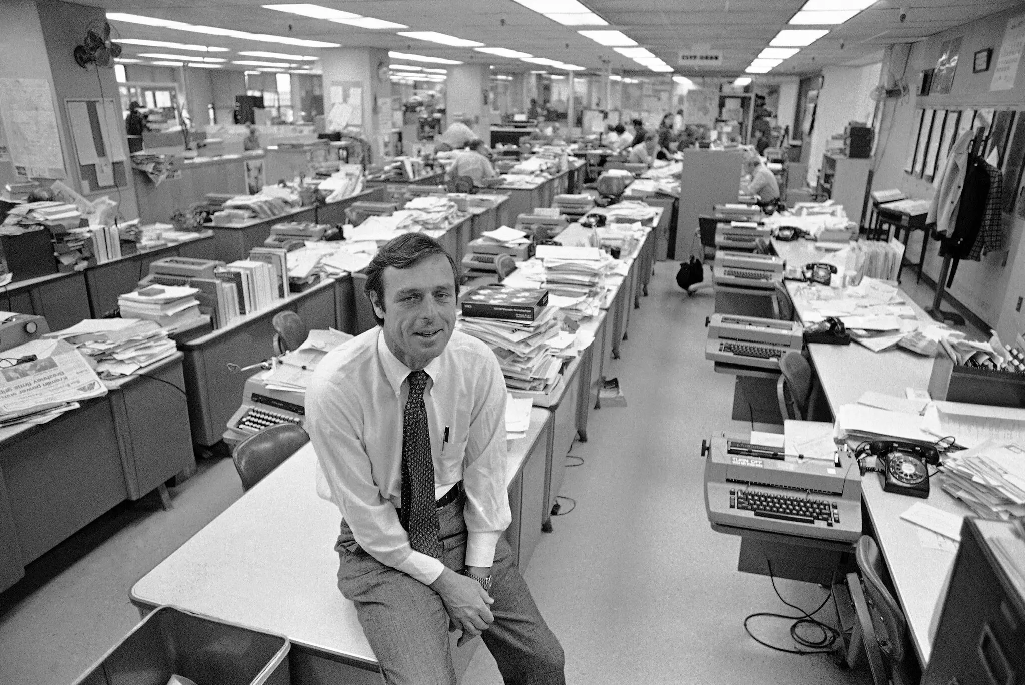 Reg Murphy em 1977 na redação do The San Francisco Examiner, onde era editor. Ele também ocupou cargos de alto nível em jornais em Atlanta e Baltimore. (Crédito da fotografia: Cortesia © Copyright All Rights Reserved/ © Divulgação/ Jim Palmer/Imagens da Associated Press ®/ REPRODUÇÃO/ TODOS OS DIREITOS RESERVADOS)