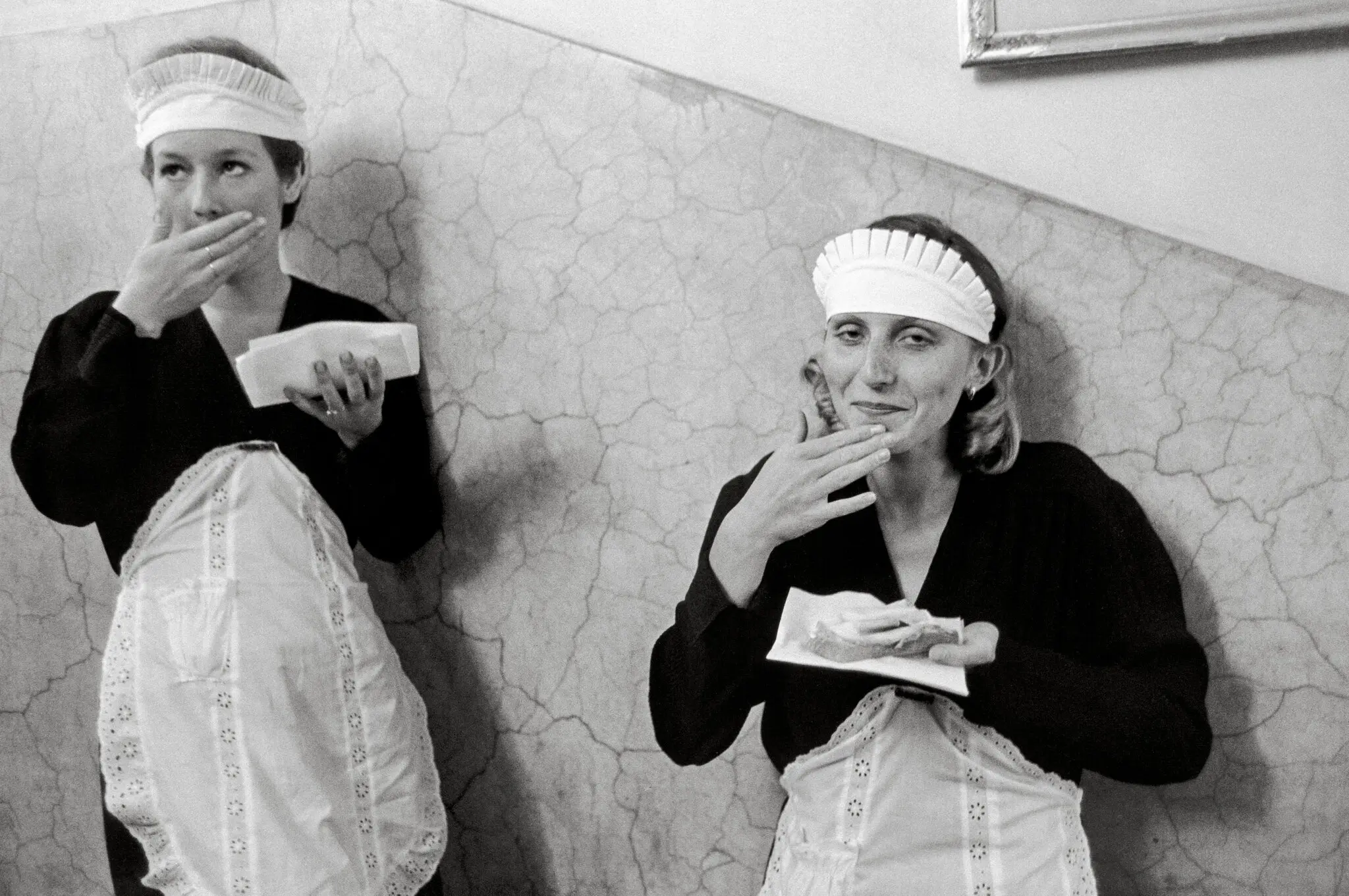 A fotografia de Paul Ickovic “Double Chambermaid”, tirada em Praga em 1991. Como seu herói, Henri Cartier-Bresson, o Sr. Ickovic sabia como capturar seus temas no “momento decisivo”.Crédito...Paul Ickovic/Galeria Robert Klein