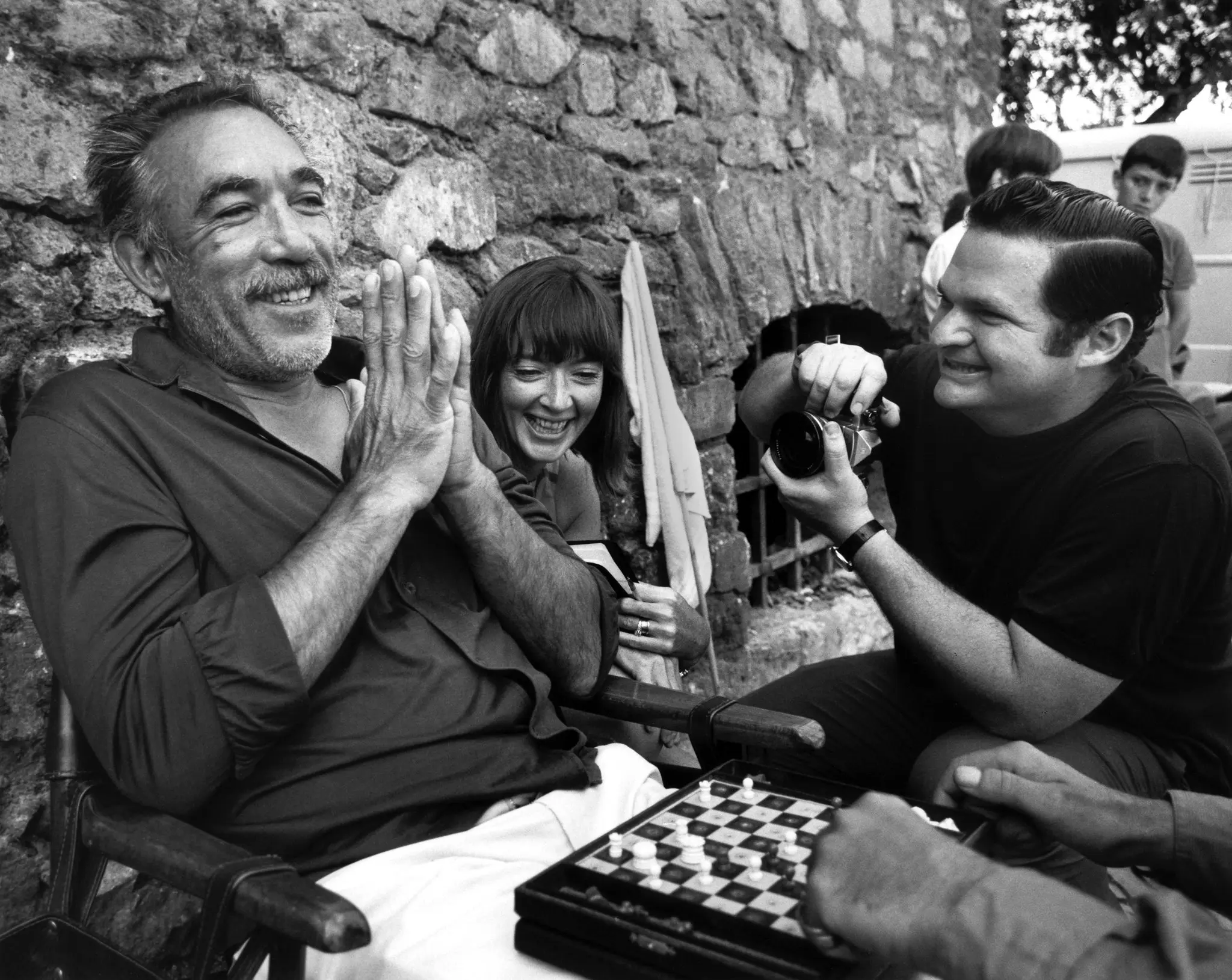 Ken Heyman fotografando Anthony Quinn na Itália durante as filmagens de “The Secret of Santa Vittoria” no final dos anos 1960. Ele também tirou fotos para colaborações com Margaret Mead e o presidente Johnson. (Crédito...Ken Heyman)