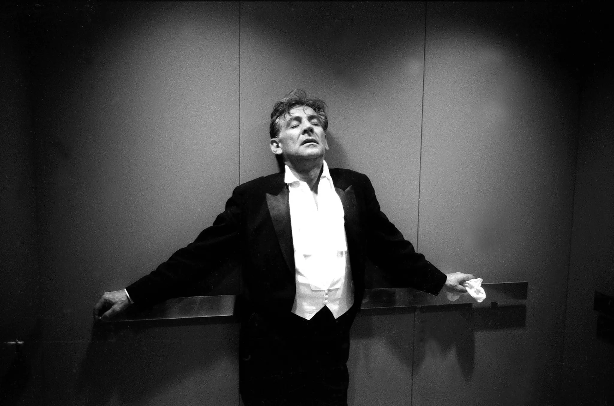 Leonard Bernstein após reger uma apresentação da Filarmônica de Nova York, do livro “The Private World of Leonard Bernstein” (1968).Crédito...Ken Heyman