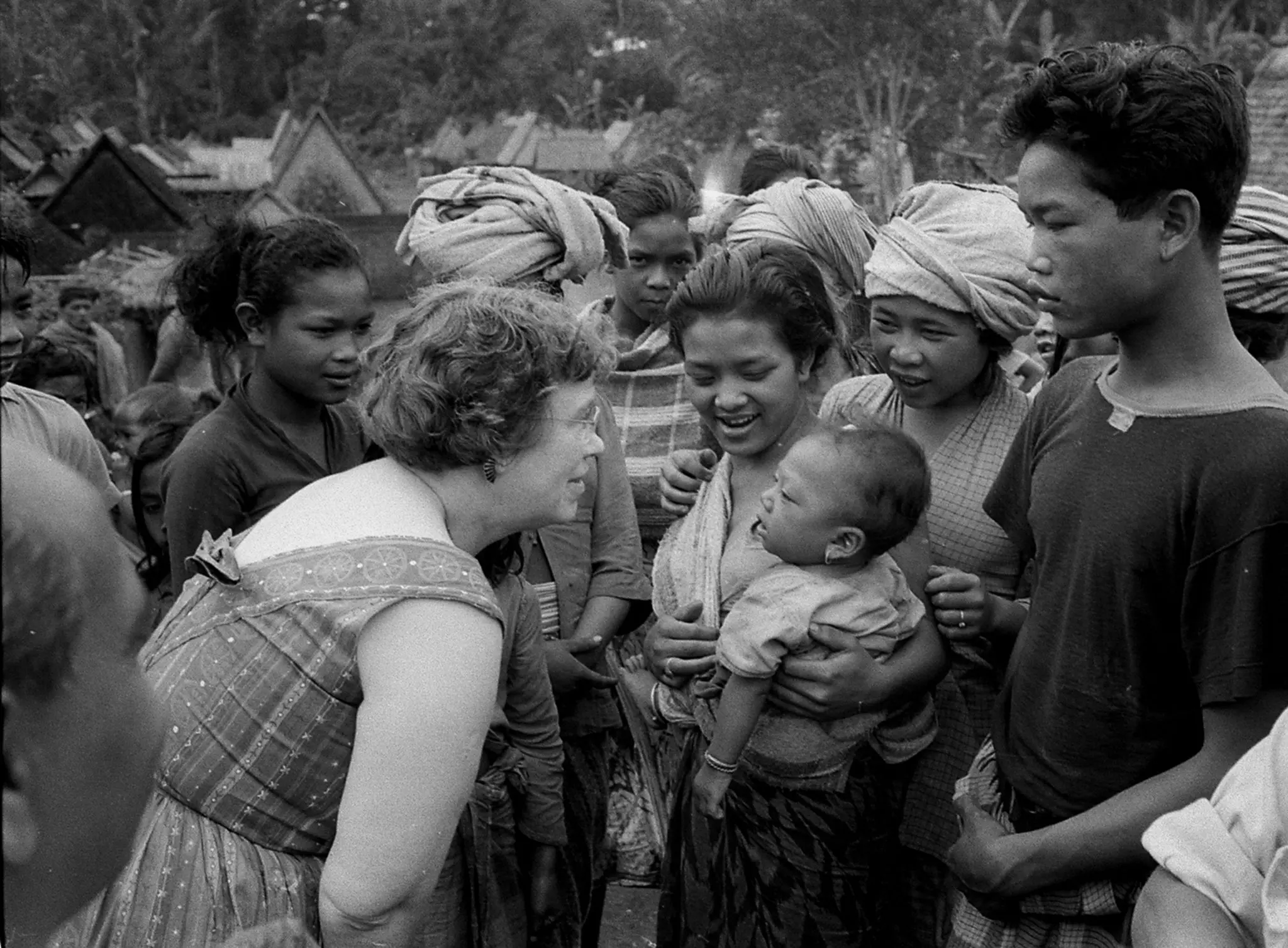 O Sr. Heyman fotografou a antropóloga Margaret Mead na vila de Byun Gede, Bali, onde Mead viveu e trabalhou 20 anos antes. Ken retornou com ela em 1956. Juntos, ele e Mead produziram dois livros.Crédito...Ken Heyman