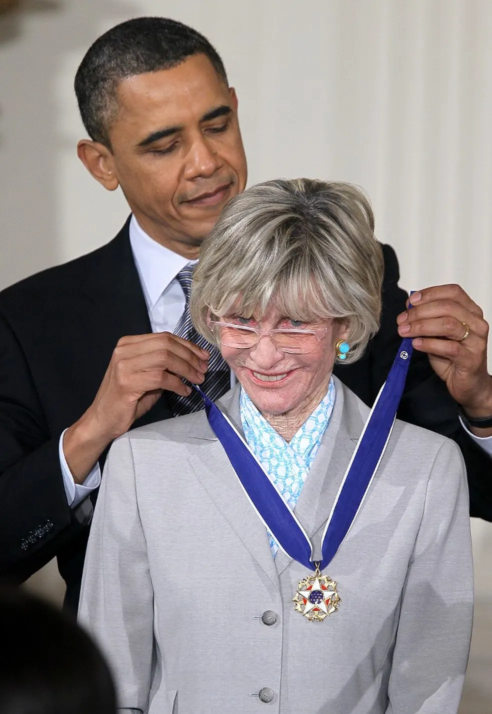 Em 2011, Jean Kennedy Smith recebeu uma medalha do presidente Barack Obama — (Foto: Alex Wong/Getty Images/Via AFP)