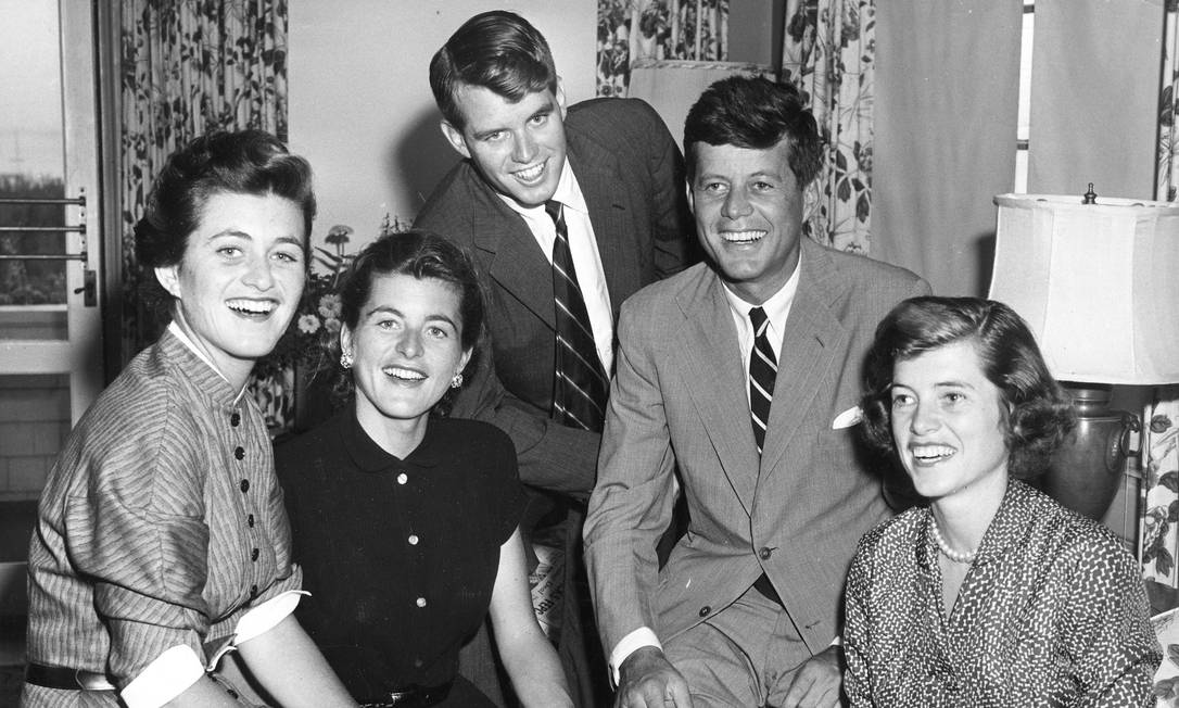 Dinastia política: Jean Kennedy (E), Patricia Kennedy, Robert F. Kennedy, John F. Kennedy e Eunice Kennedy durante a campanha do Senado de JFK em 1952 Foto: HANDOUT / AFP/1952