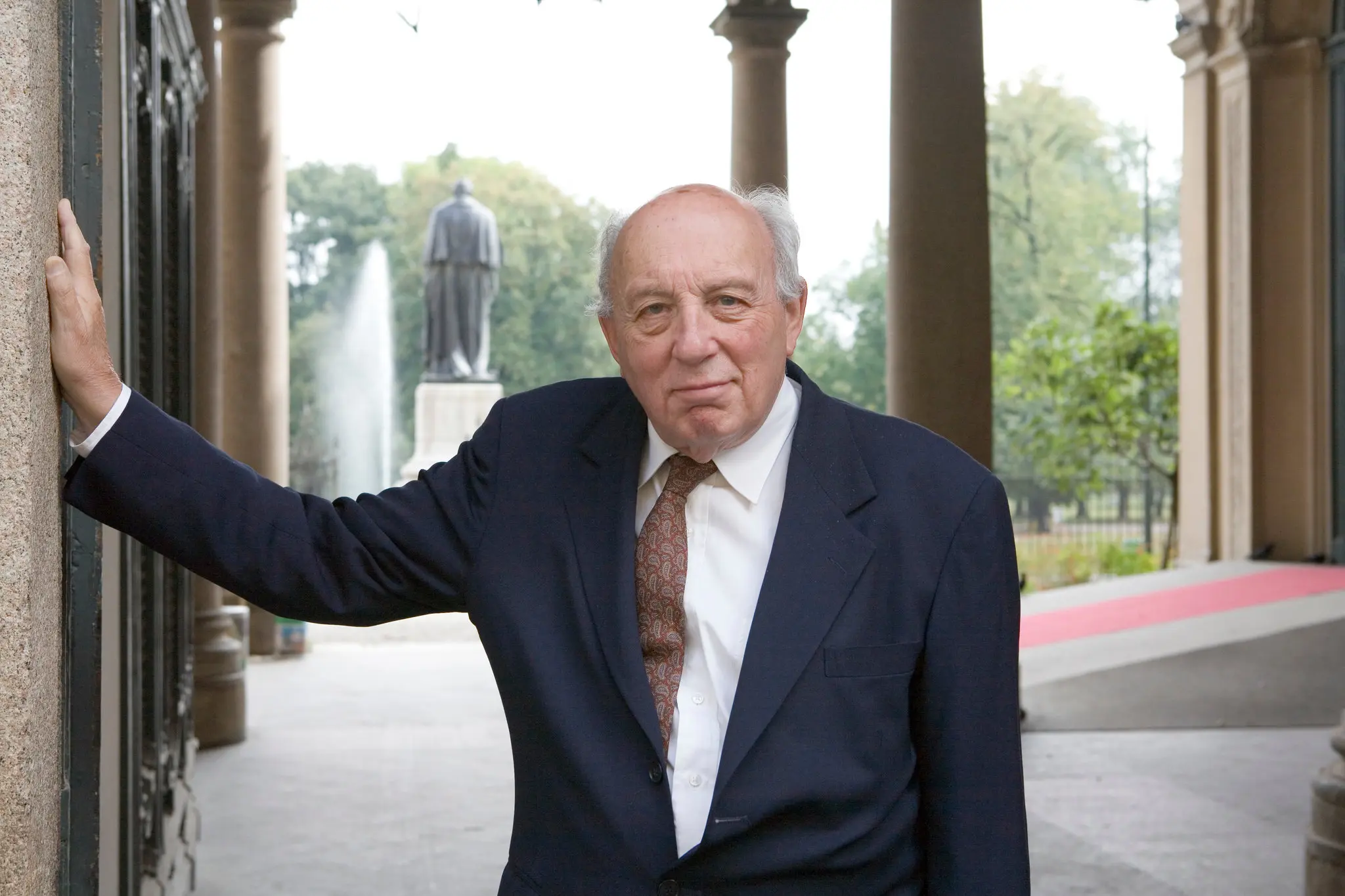 John Lukacs em uma visita a Mântua, no norte da Itália, em 2006. “O nacionalismo, não o comunismo, foi a principal força política no século XX, e assim é agora”, escreveu ele. (Crédito da fotografia: cortesia Leonardo Cendamo/Getty Images)