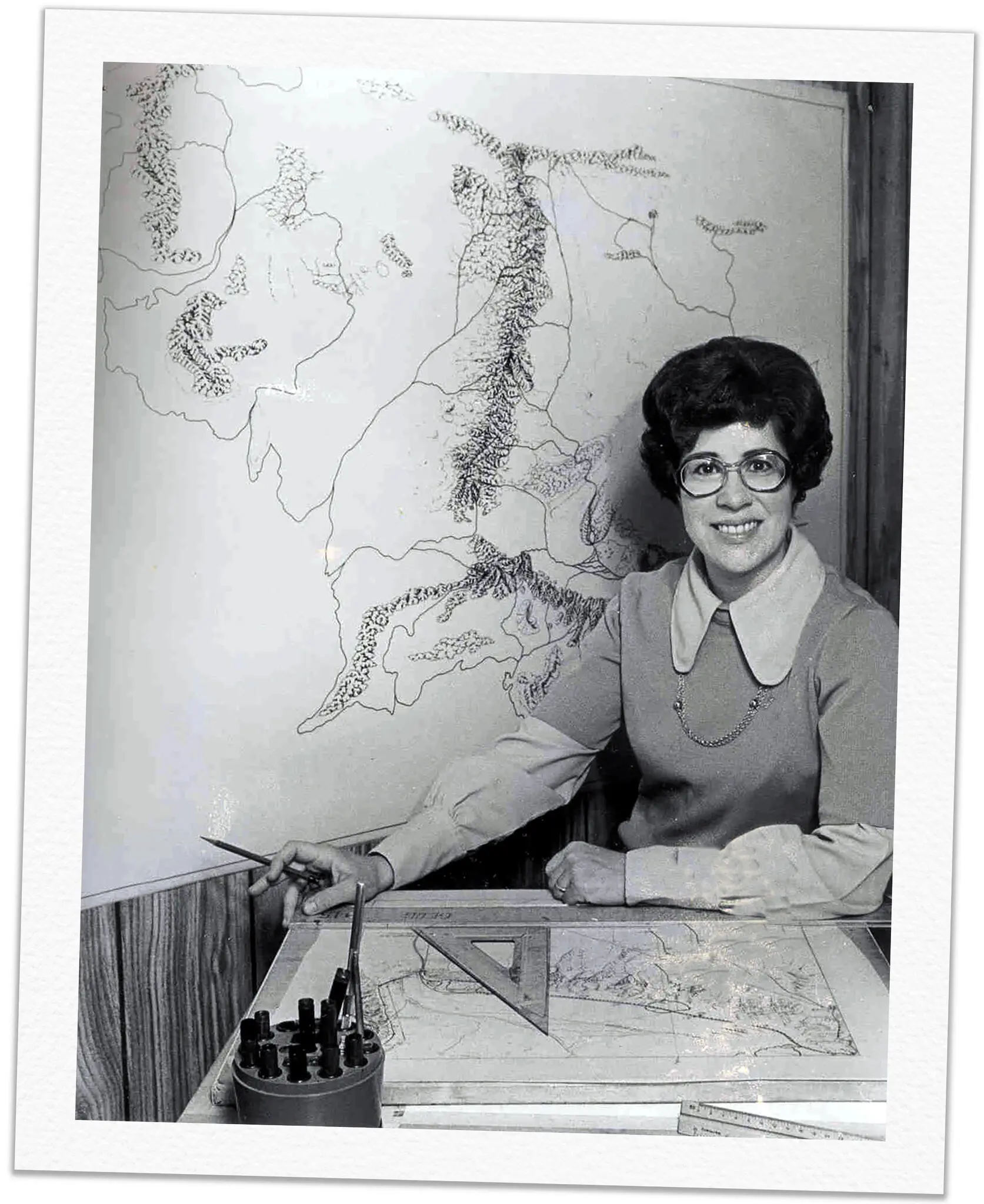 Karen Wynn Fonstad em 1981. Ela passou dois anos e meio em seu atlas da Terra-média. (Crédito da fotografia: cortesia Carl Plotz, através da família Fonstad)