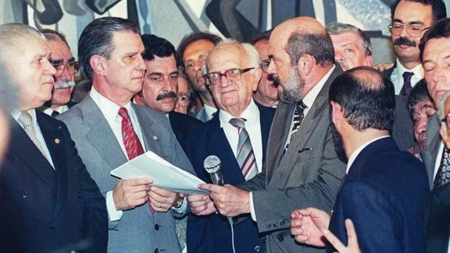 Marcello Lavenère (dir.) entrega pedido ao então presidente da Câmara Ibsen Pinheiro, em 1992. (Imagem: Lula Marques/Agência Brasil - Arquivo)