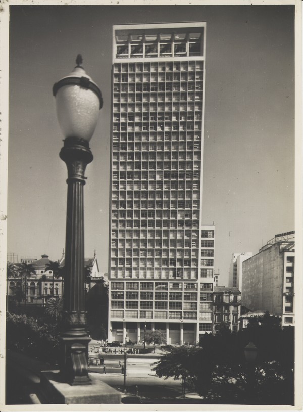 Edifício CBI-Esplanada em um cartão-postal de meados do século 20 — Foto: Werner Haberkorn/Fotolabor/Museu Paulista da USP/Wikimedia Commons