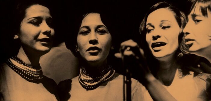 Cynara Faria (segunda da esquerda para a direita) em imagem do Quarteto em Cy em 1965, um ano após a carreira do grupo ganhar impulso — Foto: Reprodução / Paulo Lorgus