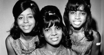 As Dixie Cups em 1964, ano em que marcaram um grande sucesso com “Chapel of Love”. A partir da esquerda estavam Joan Marie Johnson, Rosa Lee Hawkins e Barbara Ann Hawkins.Crédito...Dezo Hoffman/Shutterstock