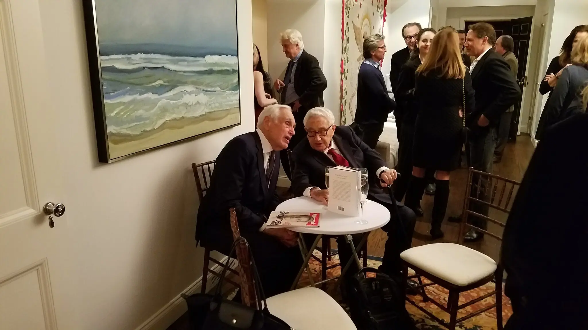 Epstein falando com o ex-secretário de Estado Henry A. Kissinger em uma festa de publicação do livro de Snowden em 2017.Crédito...através da Família Nessel