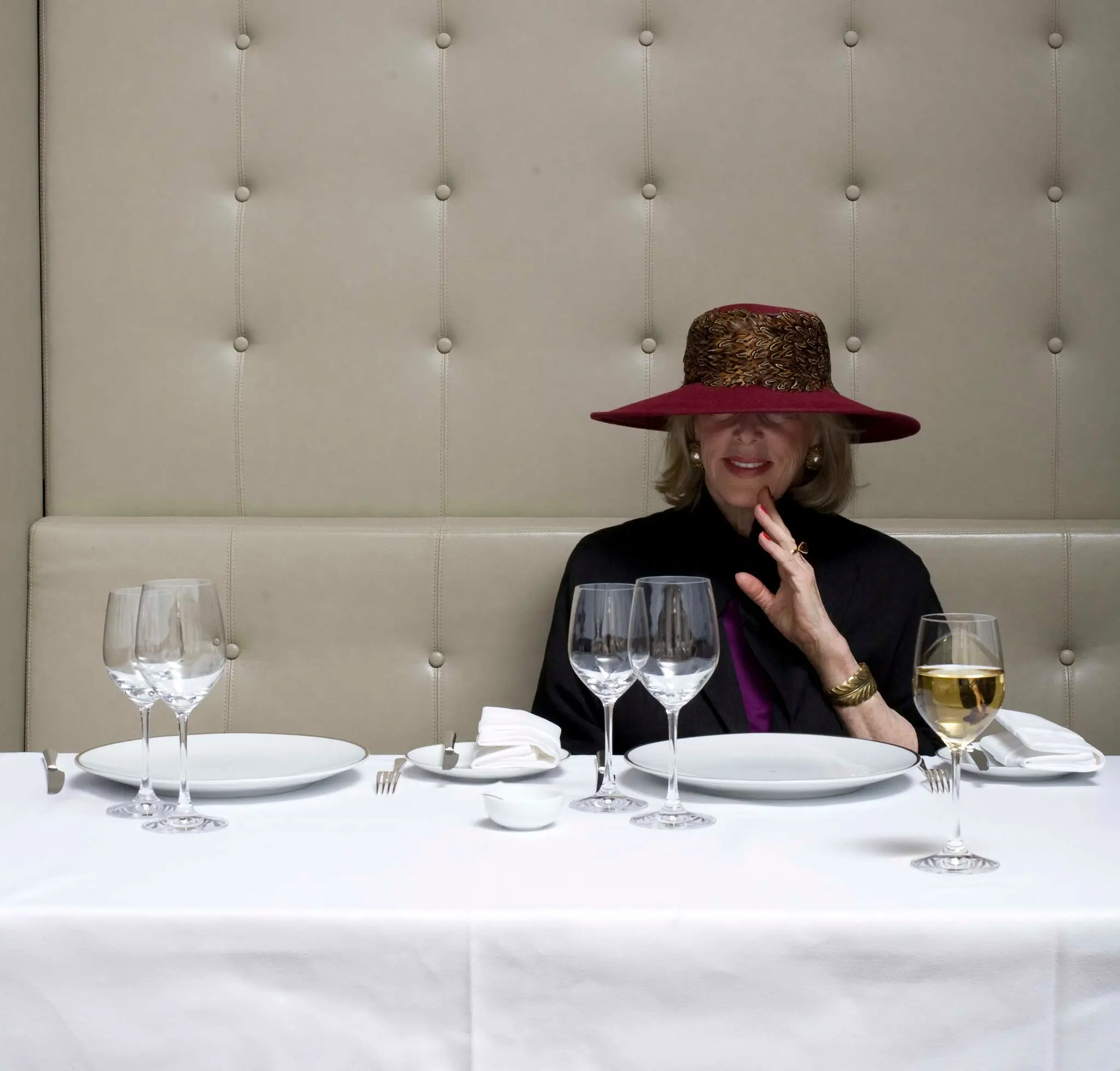 Sra. Gael Greene em 2008. Para evitar a detecção pelos donos de restaurantes, ela começou a usar chapéus grandes puxados para baixo.Crédito...Ethan Hill para o New York Times