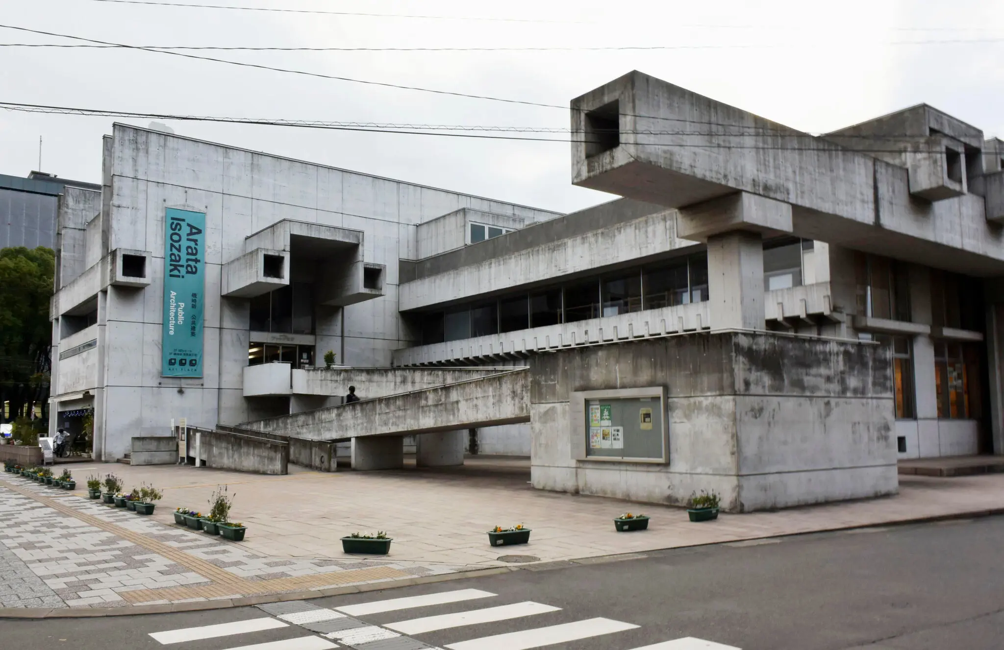 O Oita Art Plaza, na ilha de Kyushu, no sul do Japão, projetado pelo Sr. Isozaki na década de 1960. Por quase duas décadas, ele construiu apenas no Japão.Crédito...Kyodo através da Associated Press