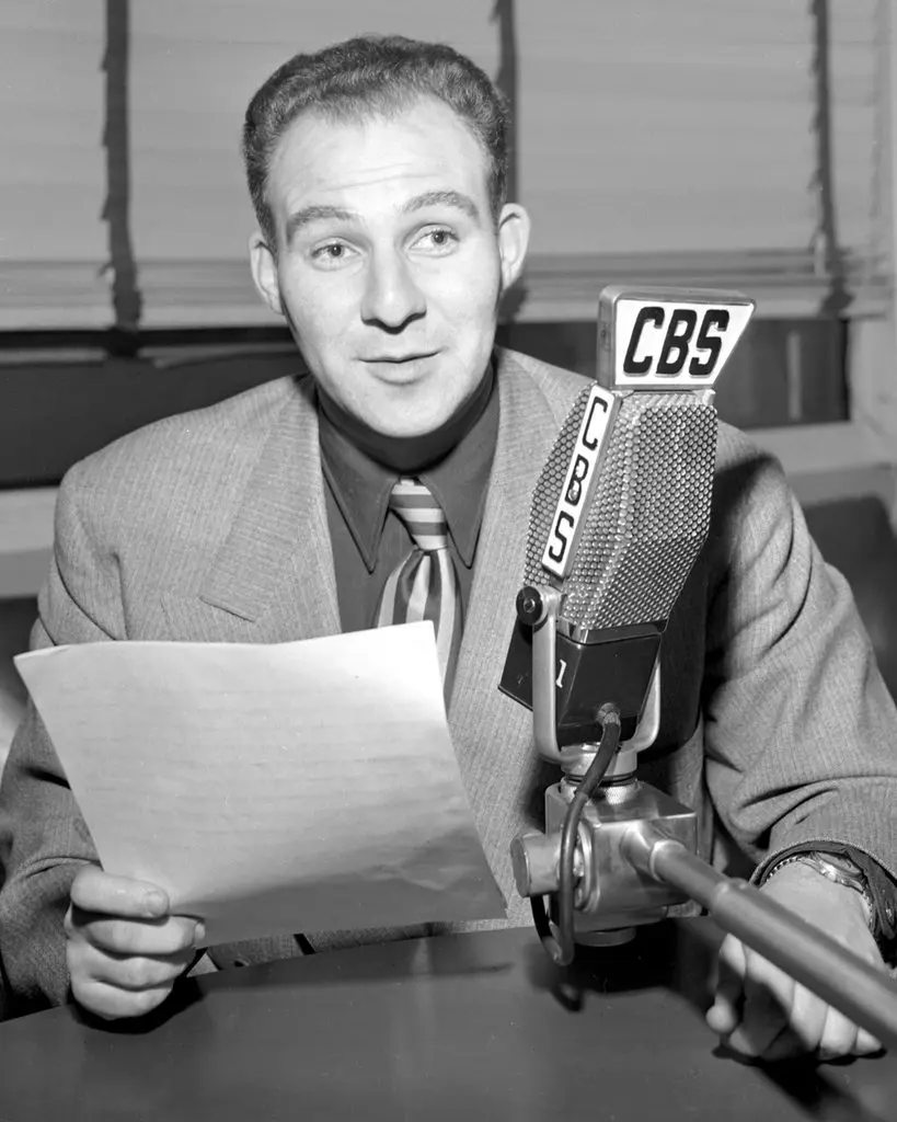 Joseph Wershba em 1948. Trabalhando com Edward R. Murrow na década de 1950, ele ajudou a produzir as primeiras salvas da rede CBS contra o senador Joseph R. McCarthy. (Crédito...Arquivo de fotos da CBS)