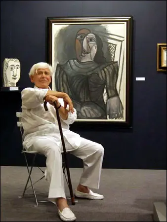 Jan Krugier em 2006, com pintura de Picasso. (Crédito da fotografia: Cortesia da Galerie Jan Krugier, Genebra)
